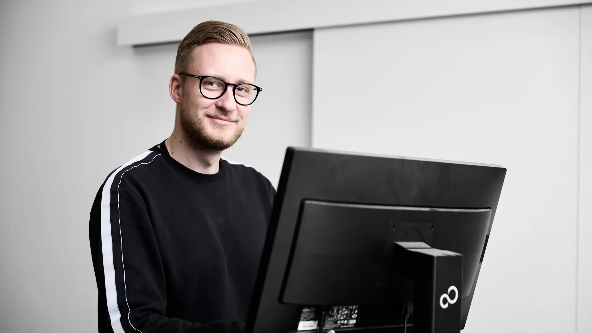 Datatekniker arbejder på computer