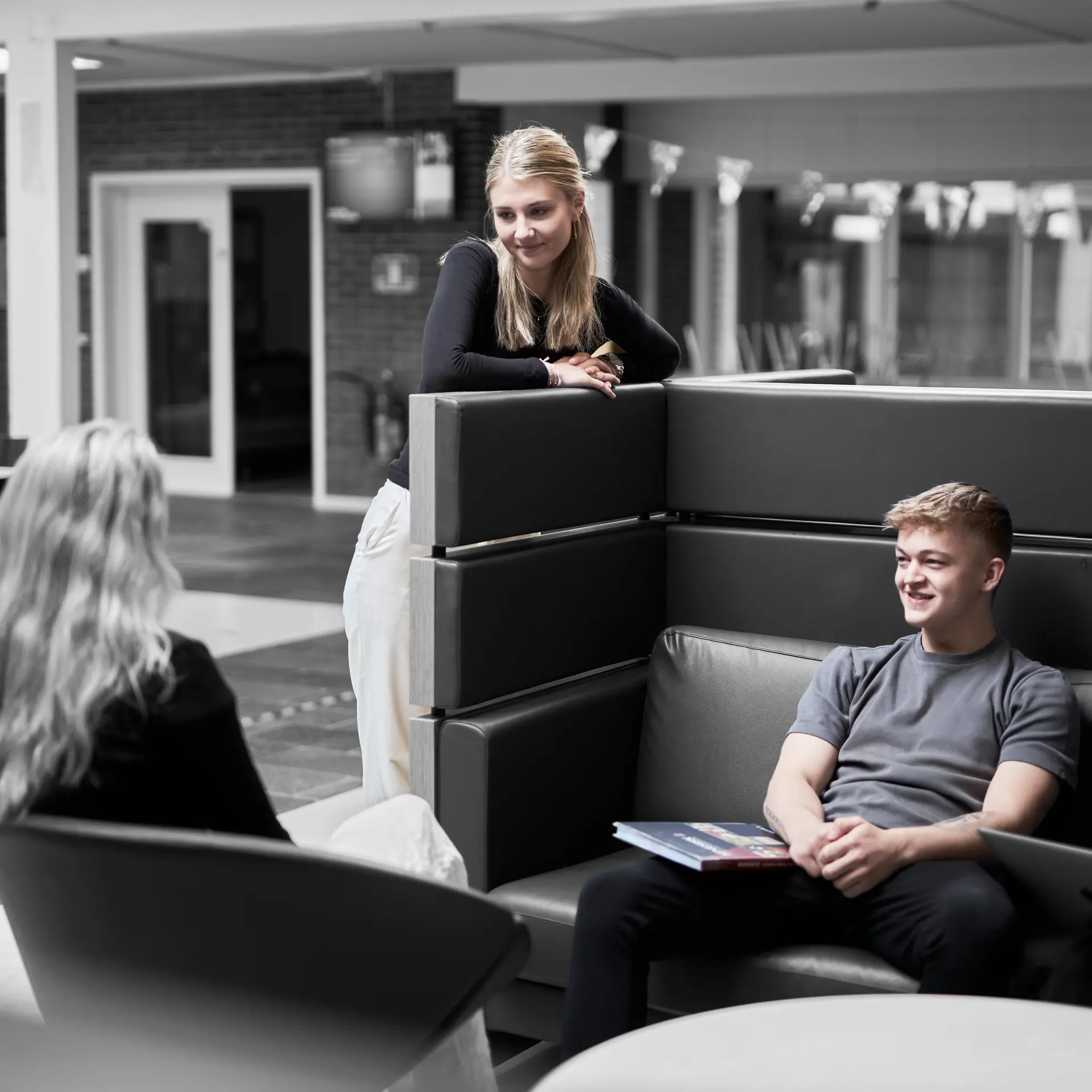 HHX-elever står omkring sofa-arrangement