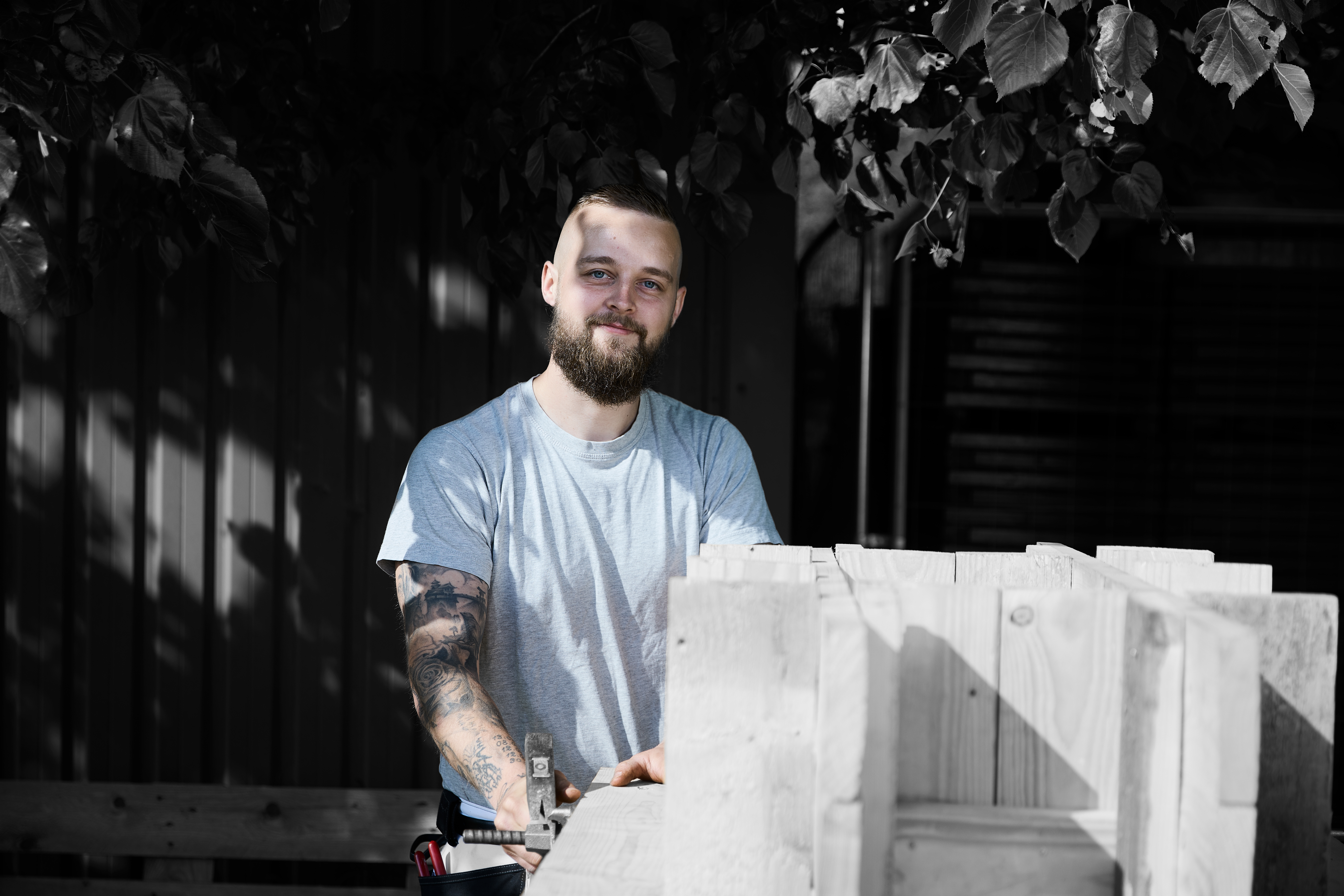 Bygningsstruktør arbejder med armering