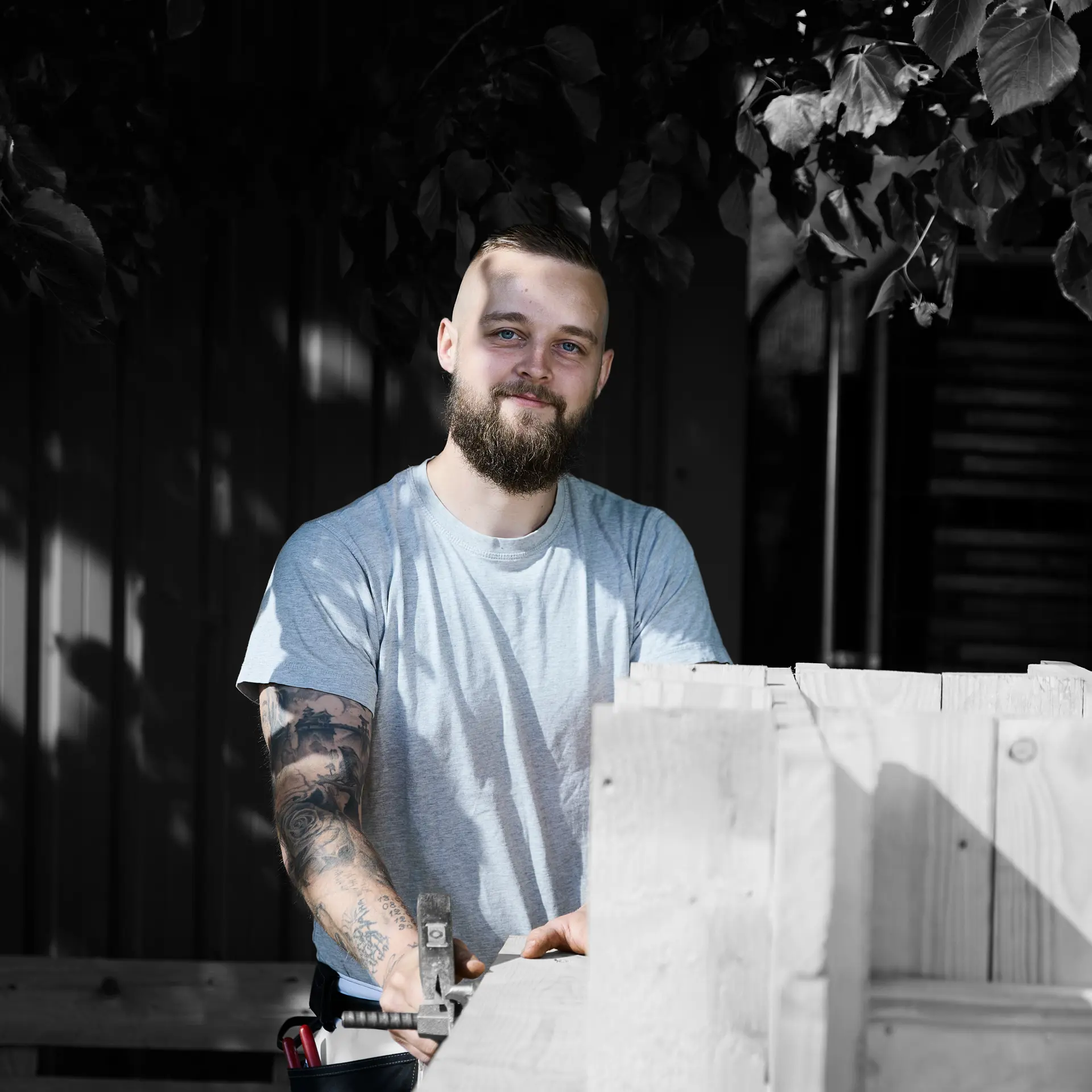 Bygningsstruktør arbejder med armering