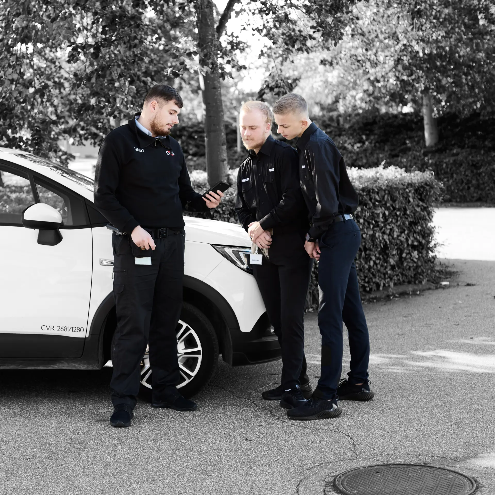 Sikkerhedsvagter foran bil