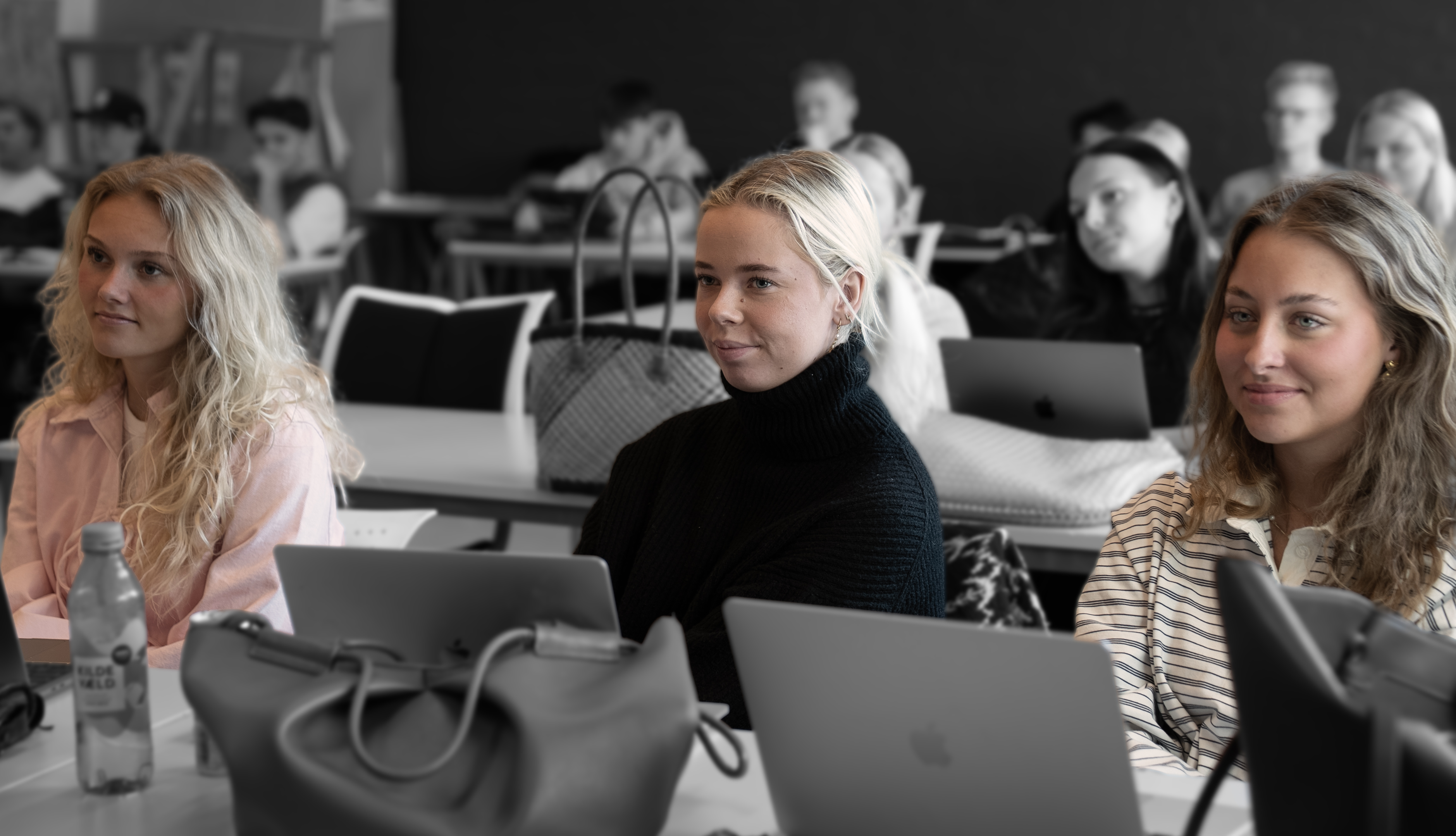 Handelsskoleelever deltager i undervisning