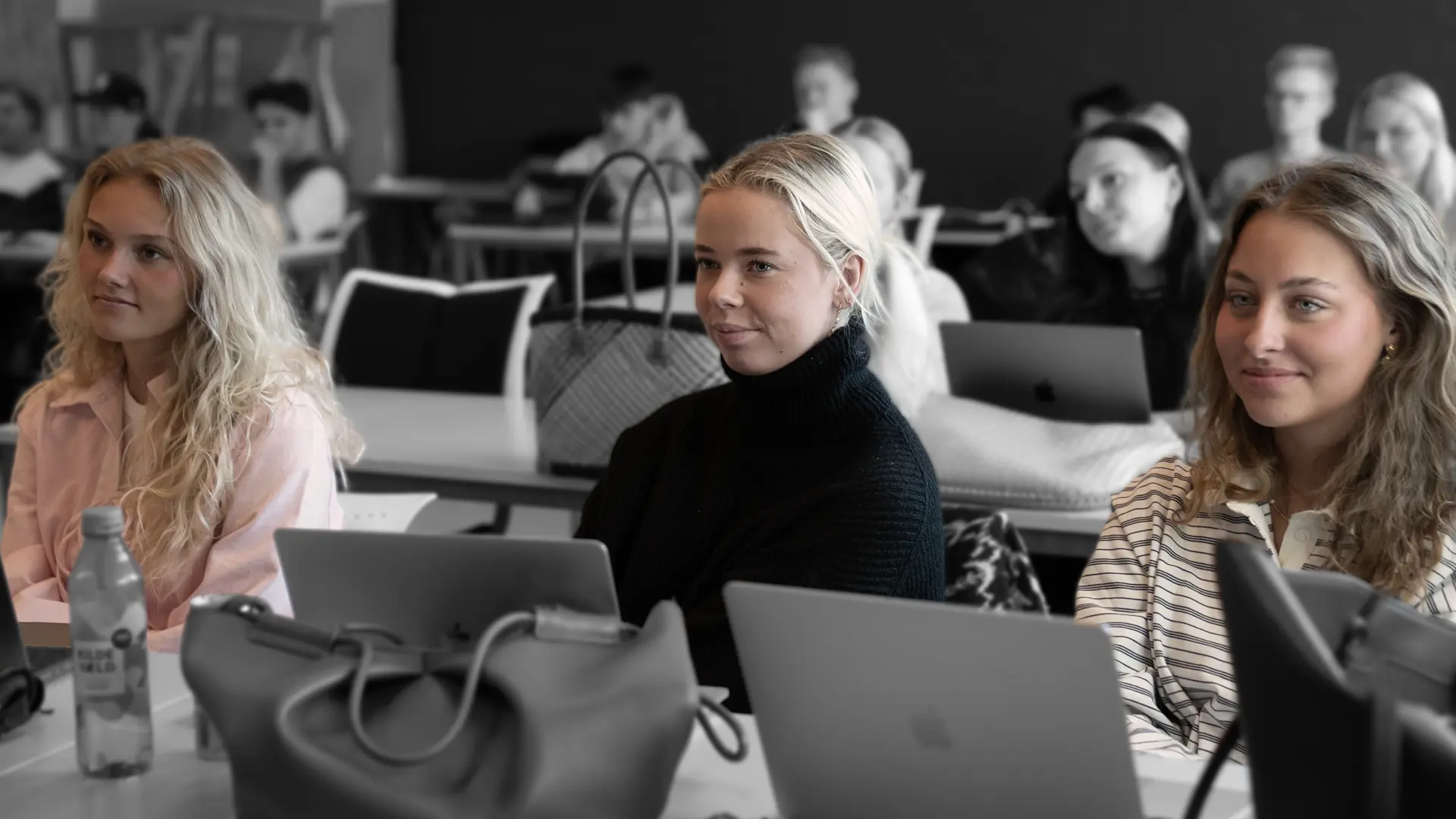 Handelsskoleelever deltager i undervisning