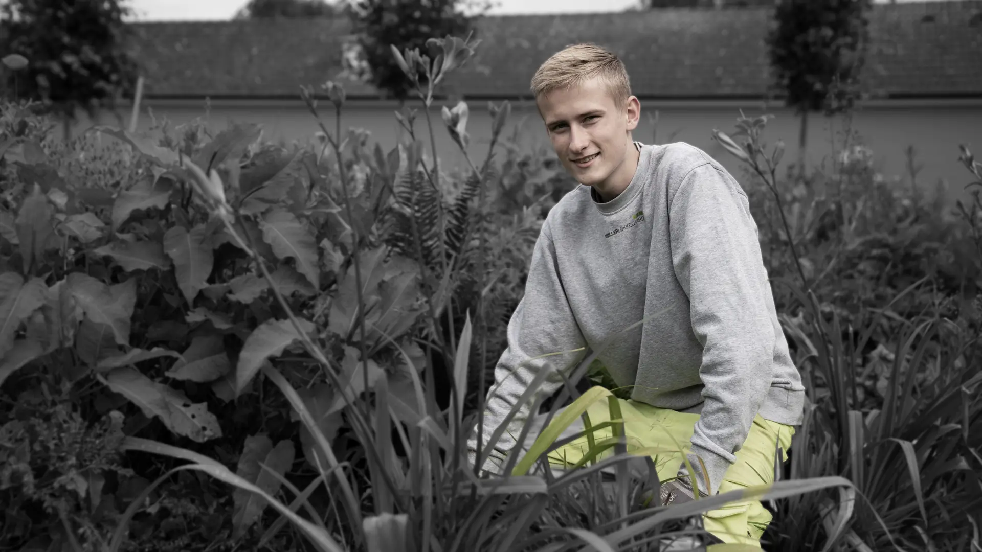 Elev på anlægsgartneruddannelsen iblandt planter