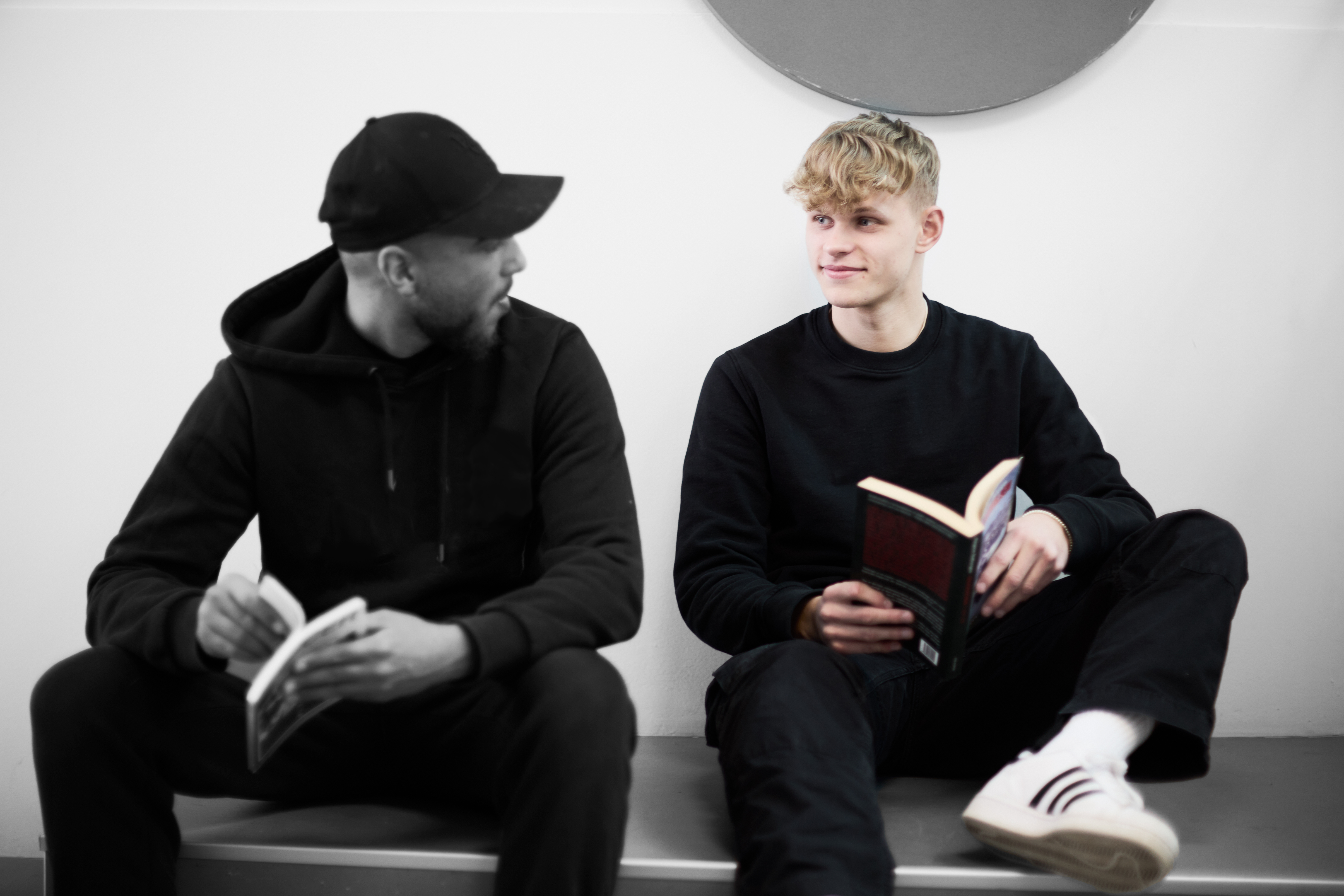 Business elev smiler til anden elev