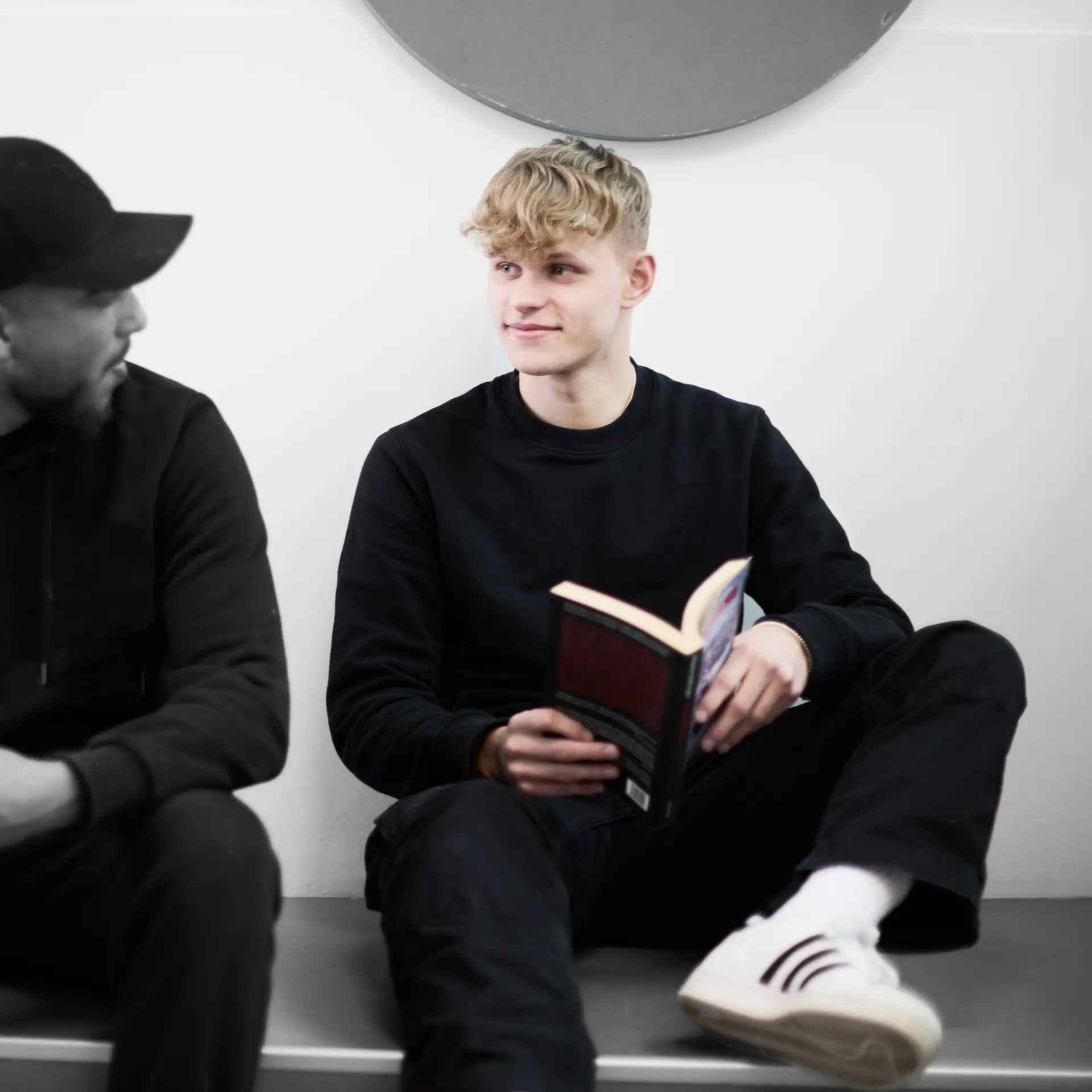 Business elev smiler til anden elev