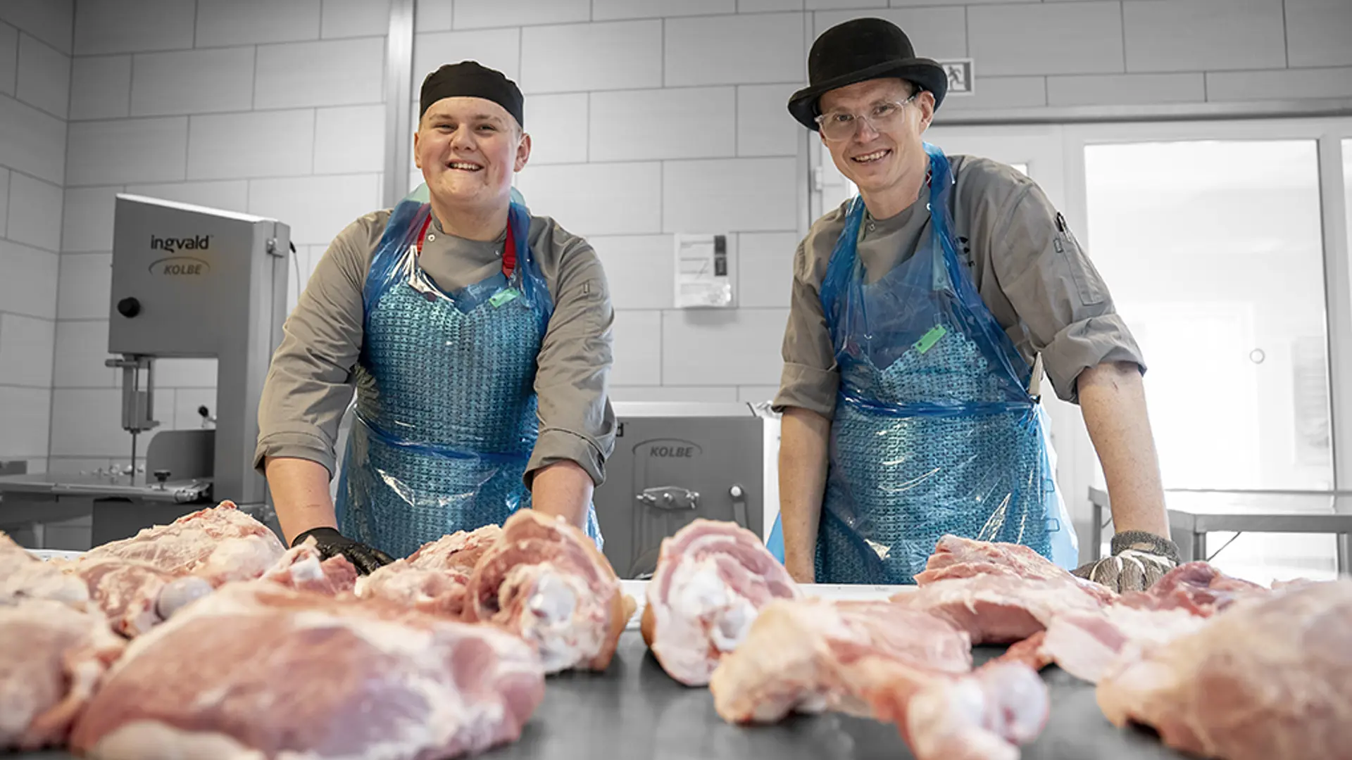 underviser og elev på Gourmetslagteruddannelsen arbejder med kødudskæring