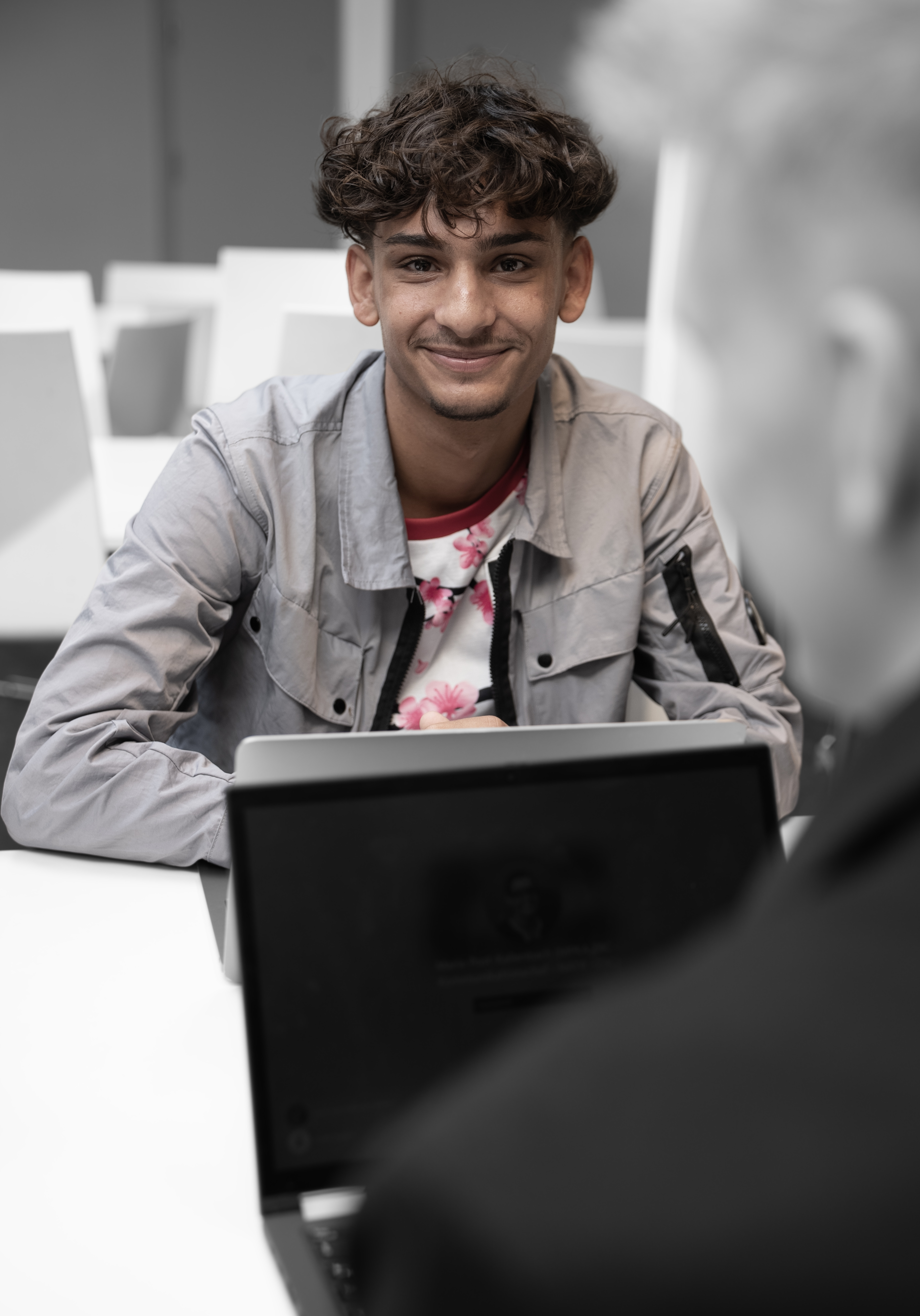 Elev på handelsuddannelsen smiler til kameraet