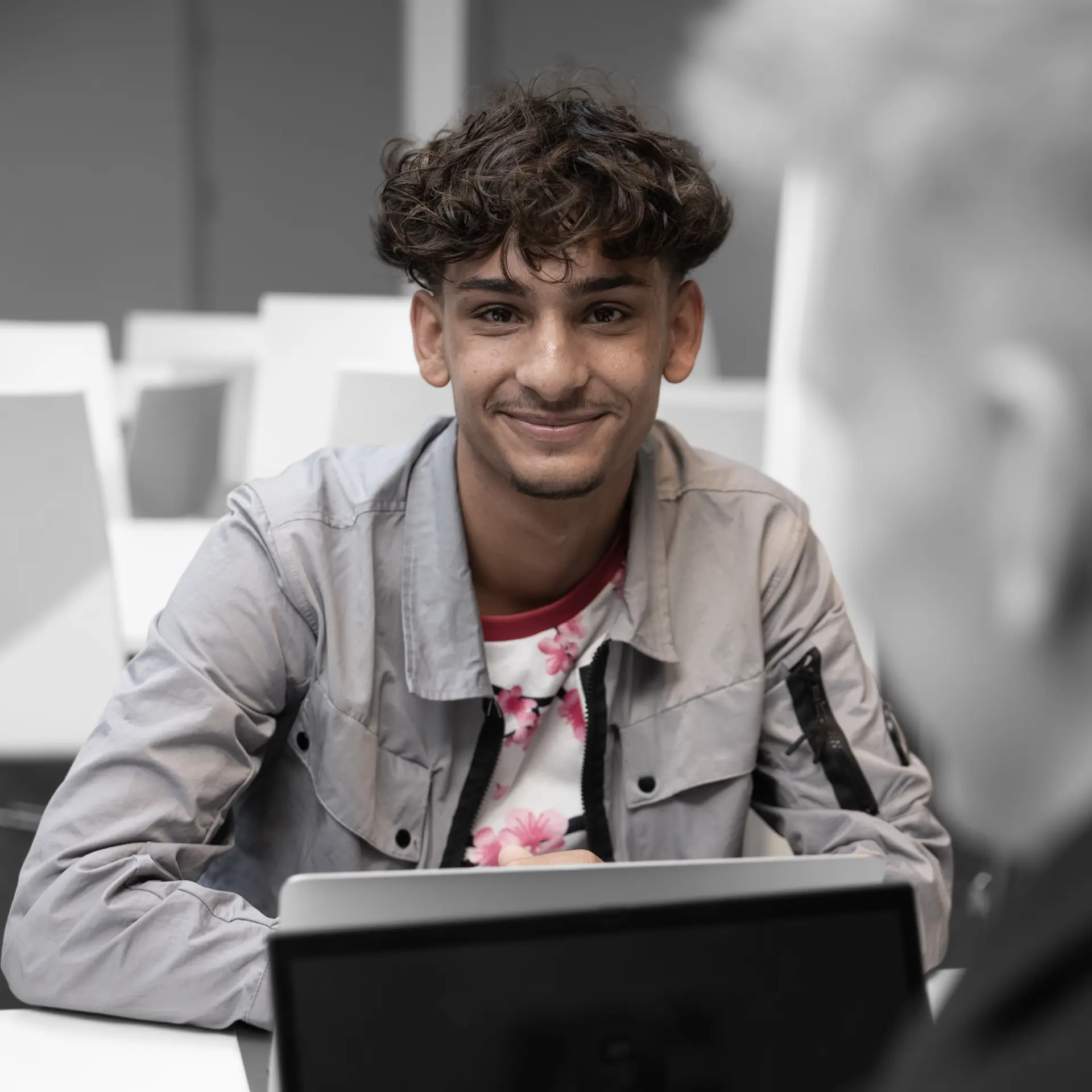 Elev på handelsuddannelsen smiler til kameraet