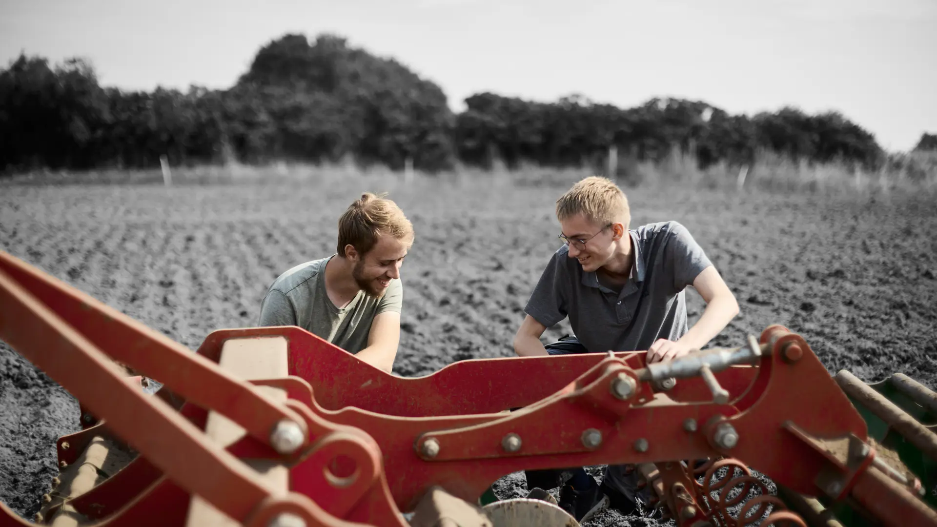 Landmænd ved maskine