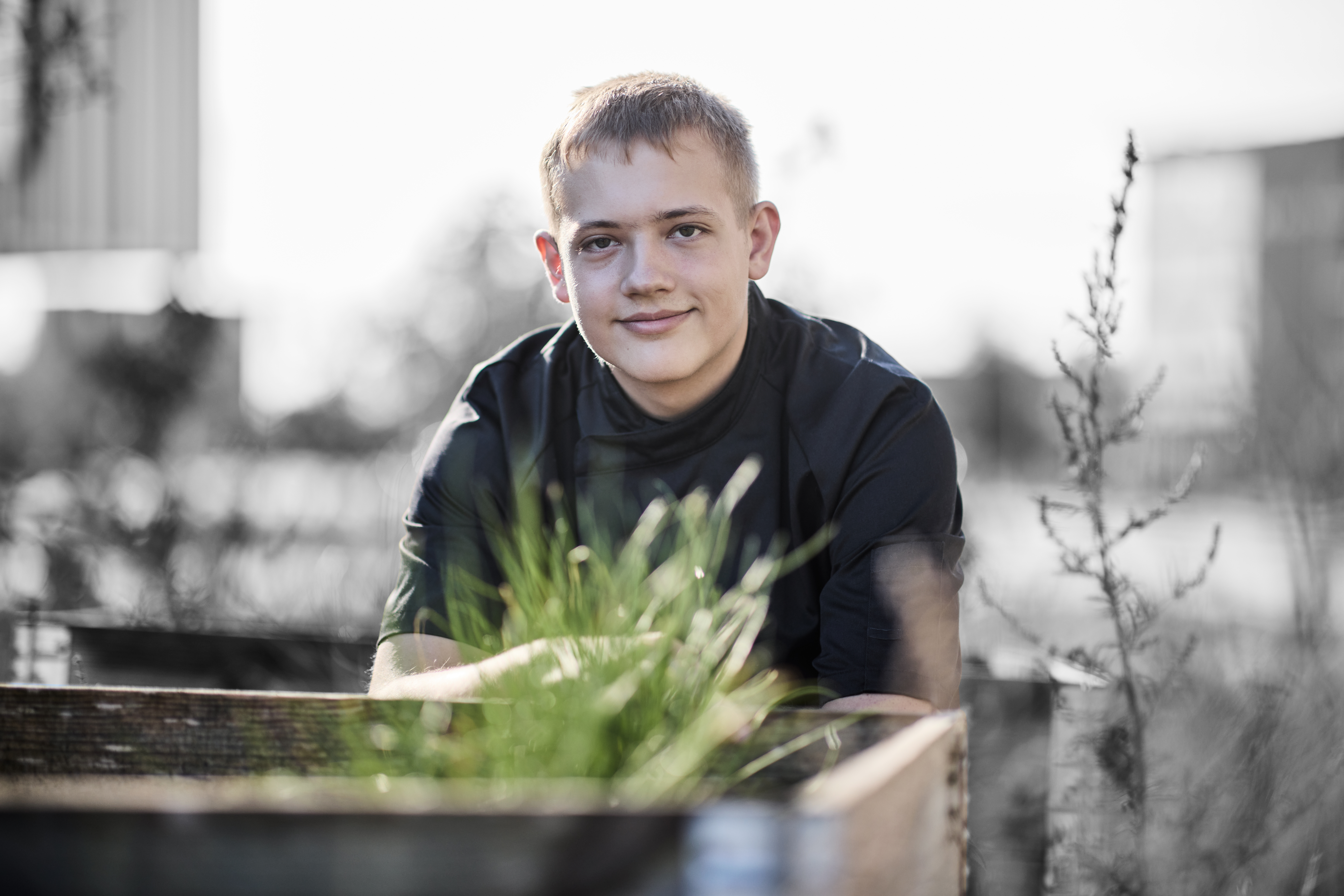 Kok ved krydderurtebed