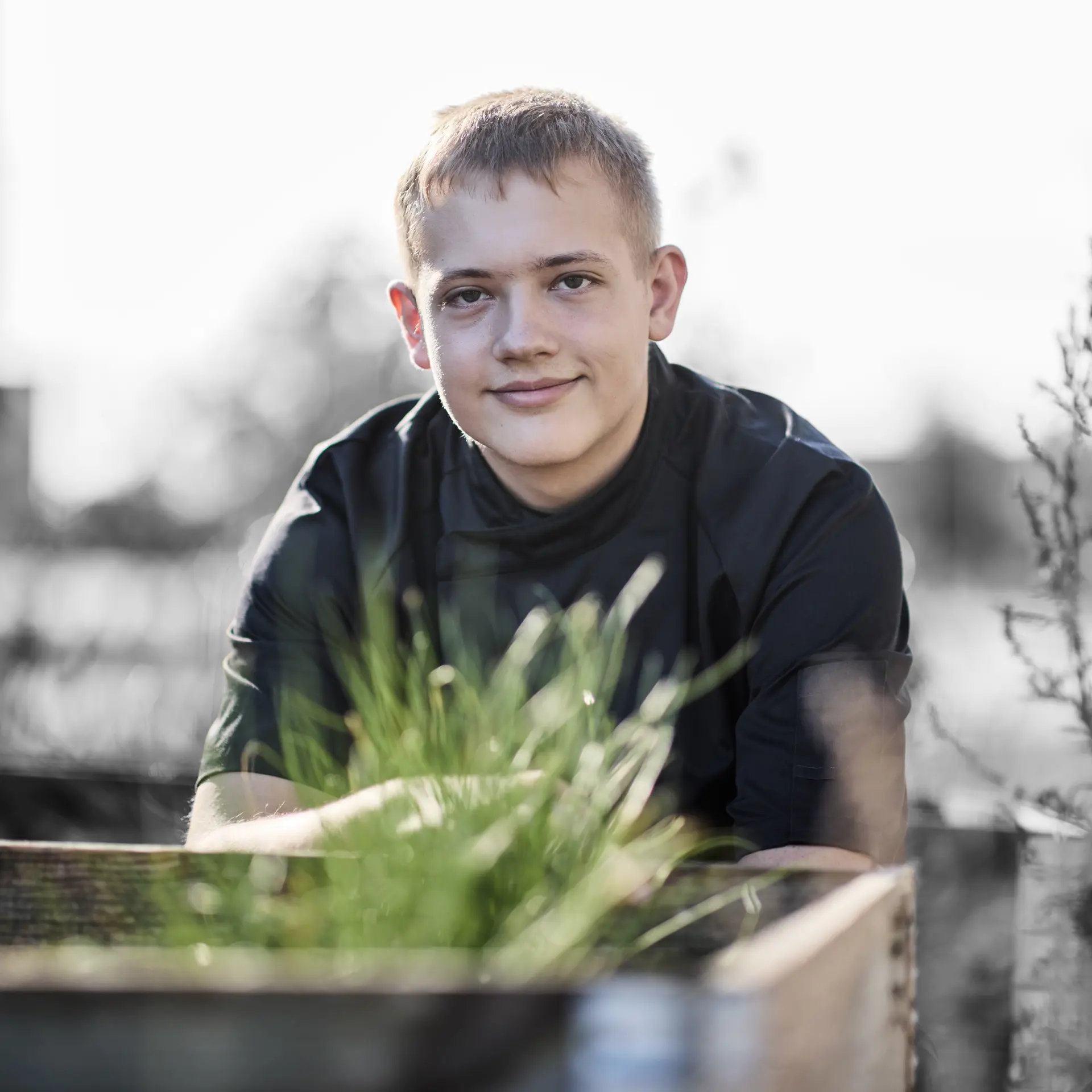 Kok ved krydderurtebed