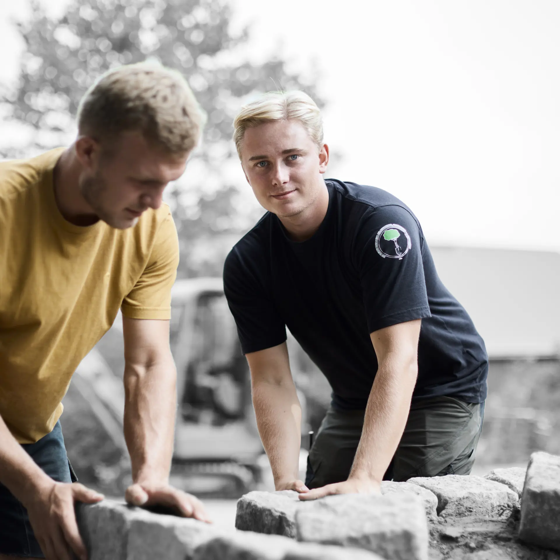 Anlægsgartner arbejder udenfor, mens han bygger en mur