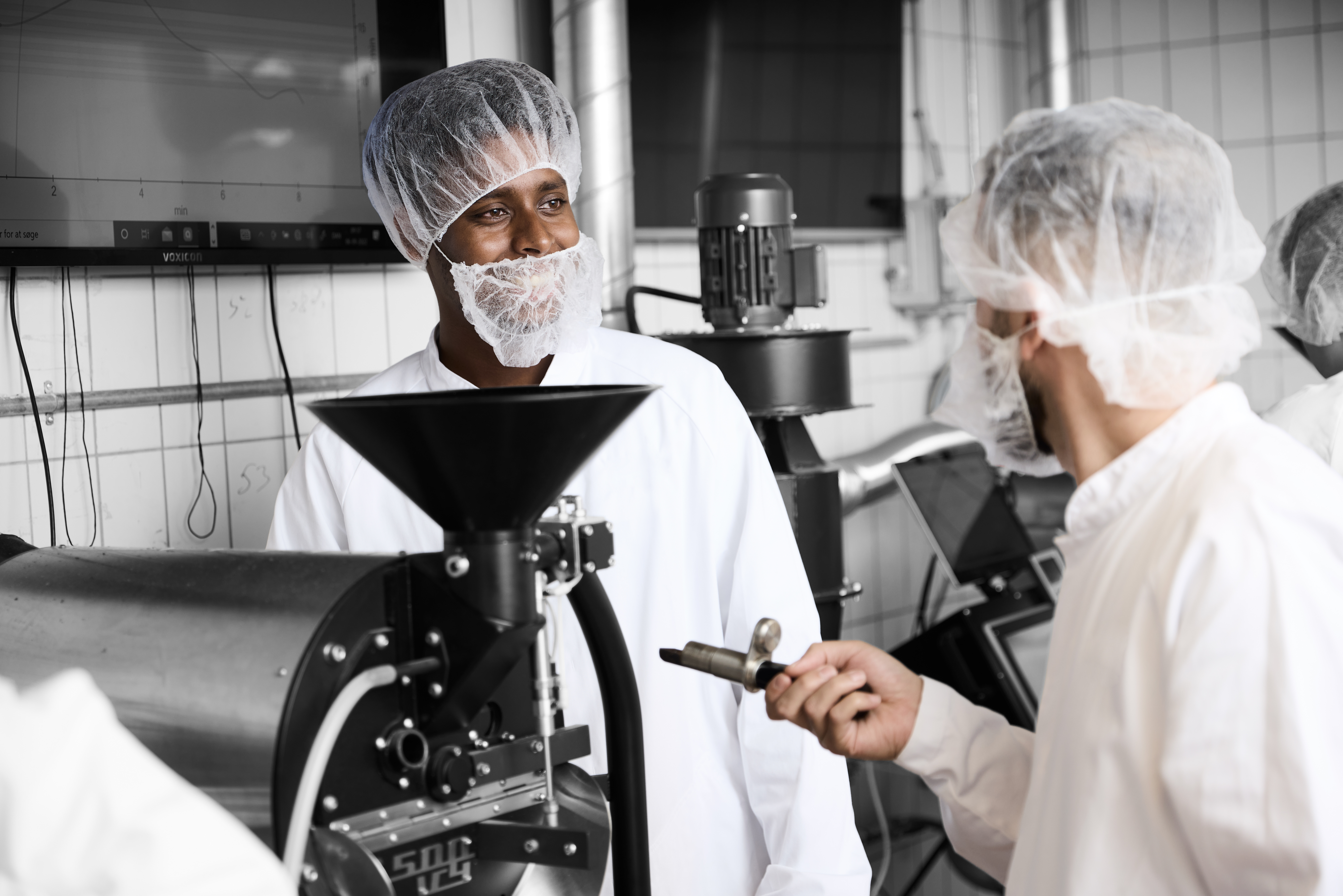 Procesoperatører rister kaffe