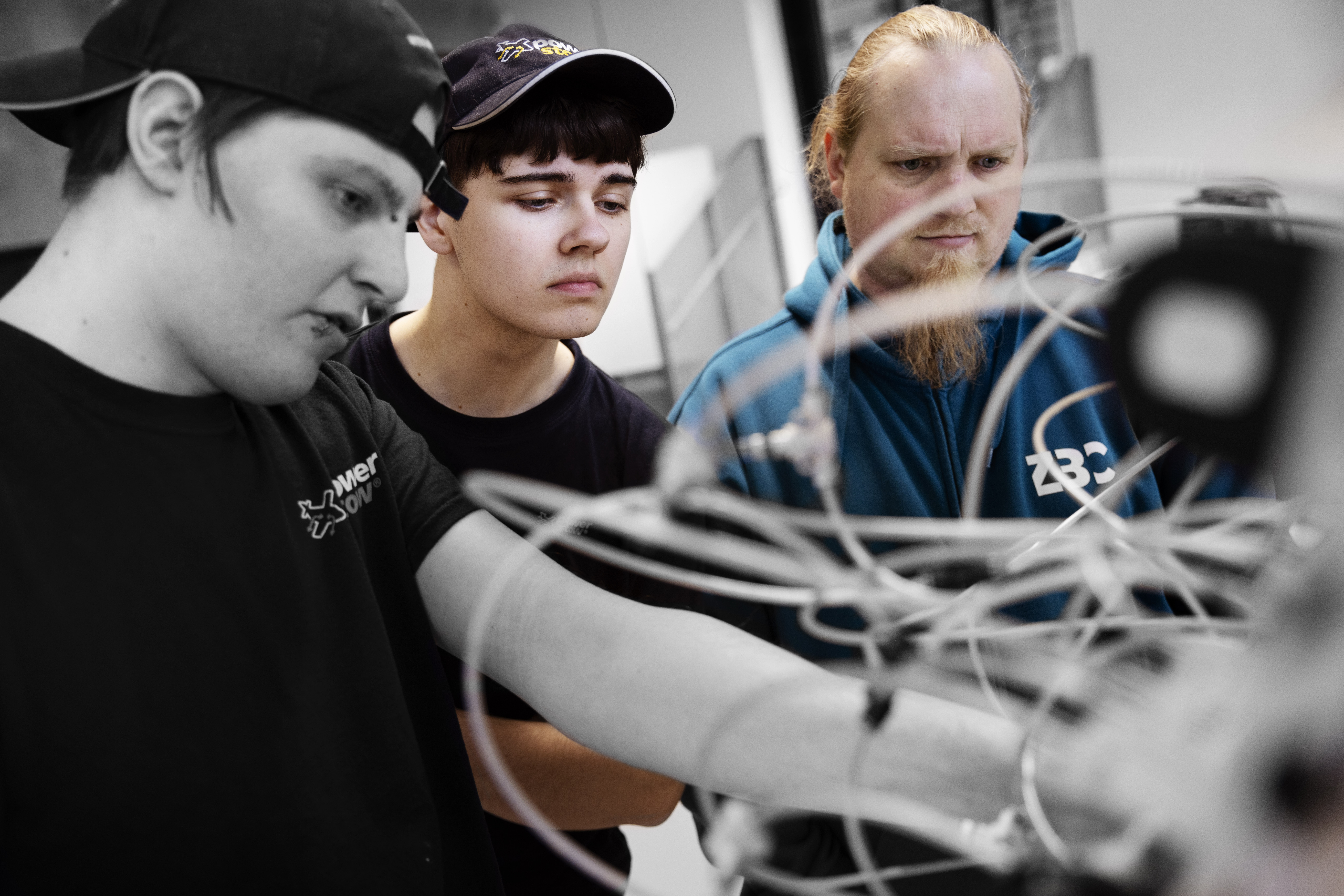 Automatikteknikere arbejder med pneumatik