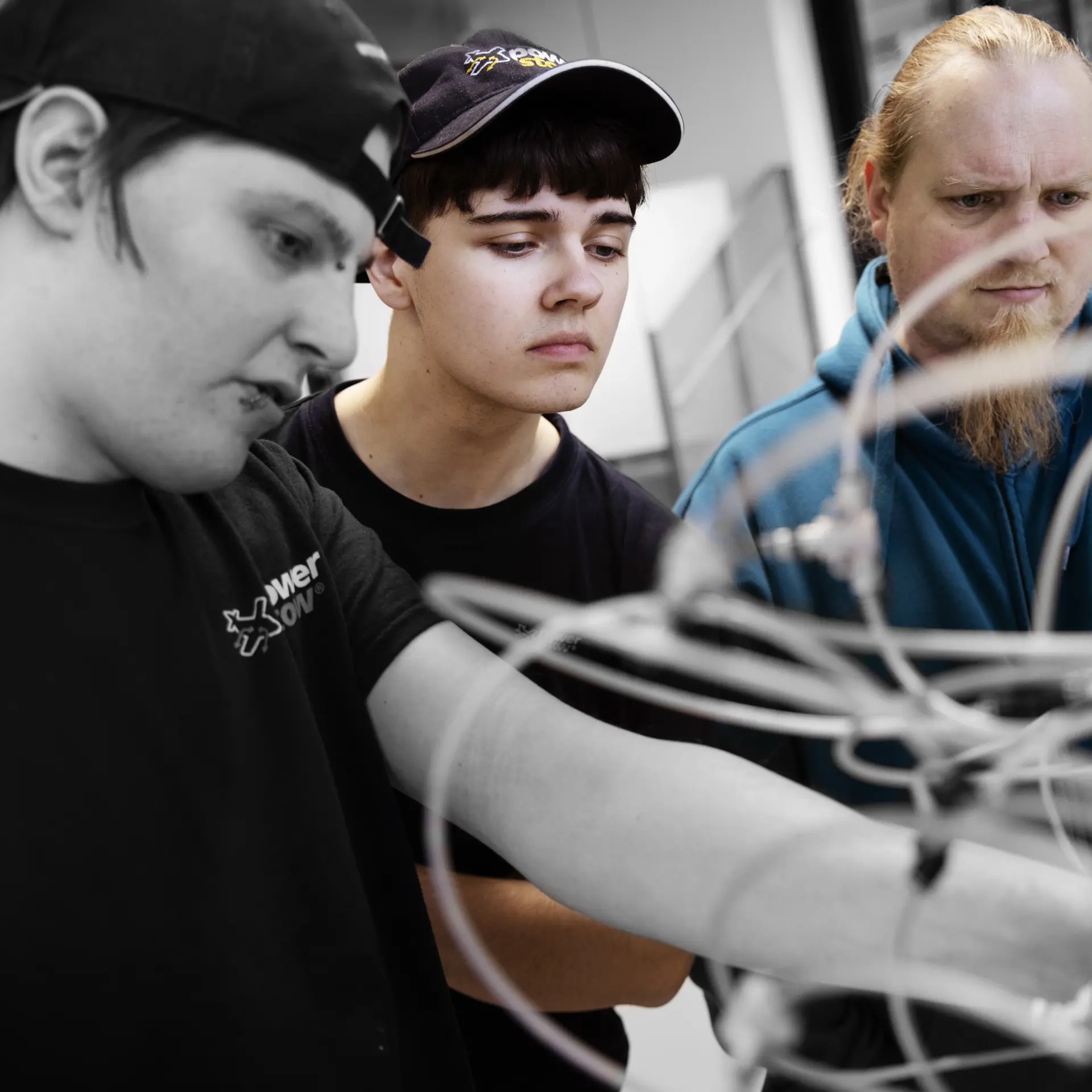Automatikteknikere arbejder med pneumatik
