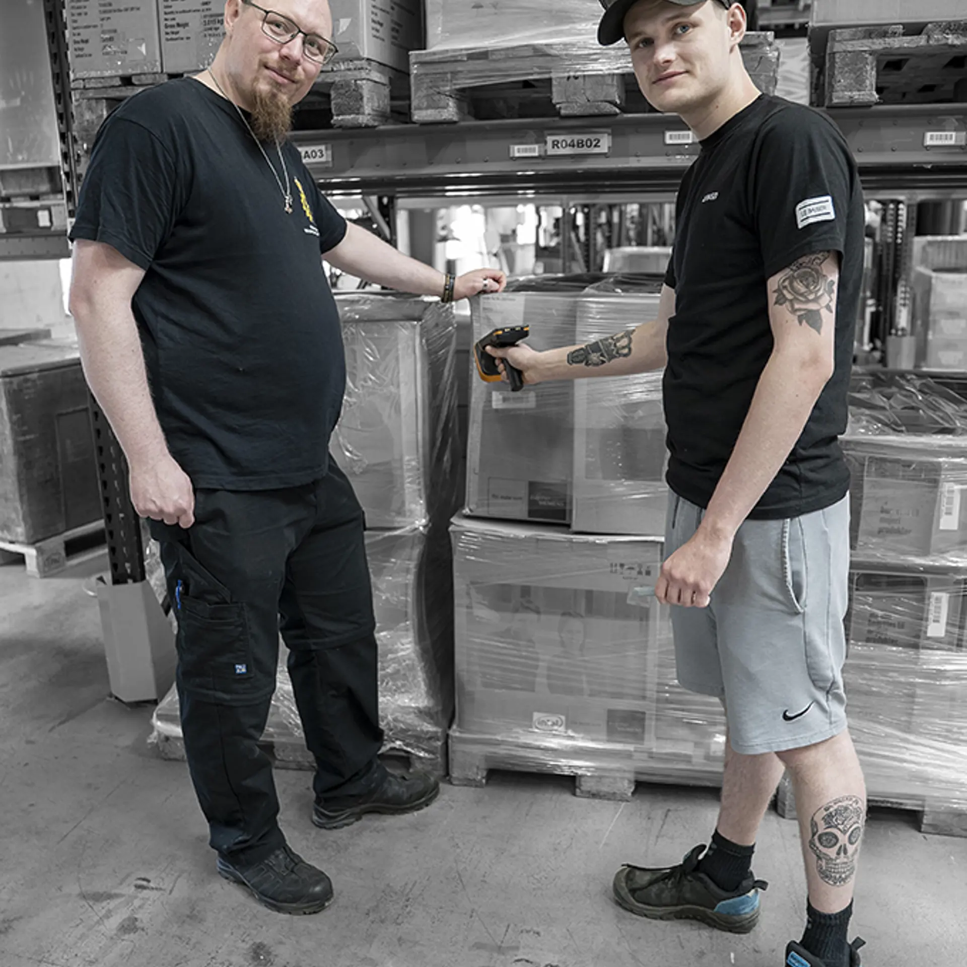Elever på lager og logistikuddannelsen scanner varer på paller