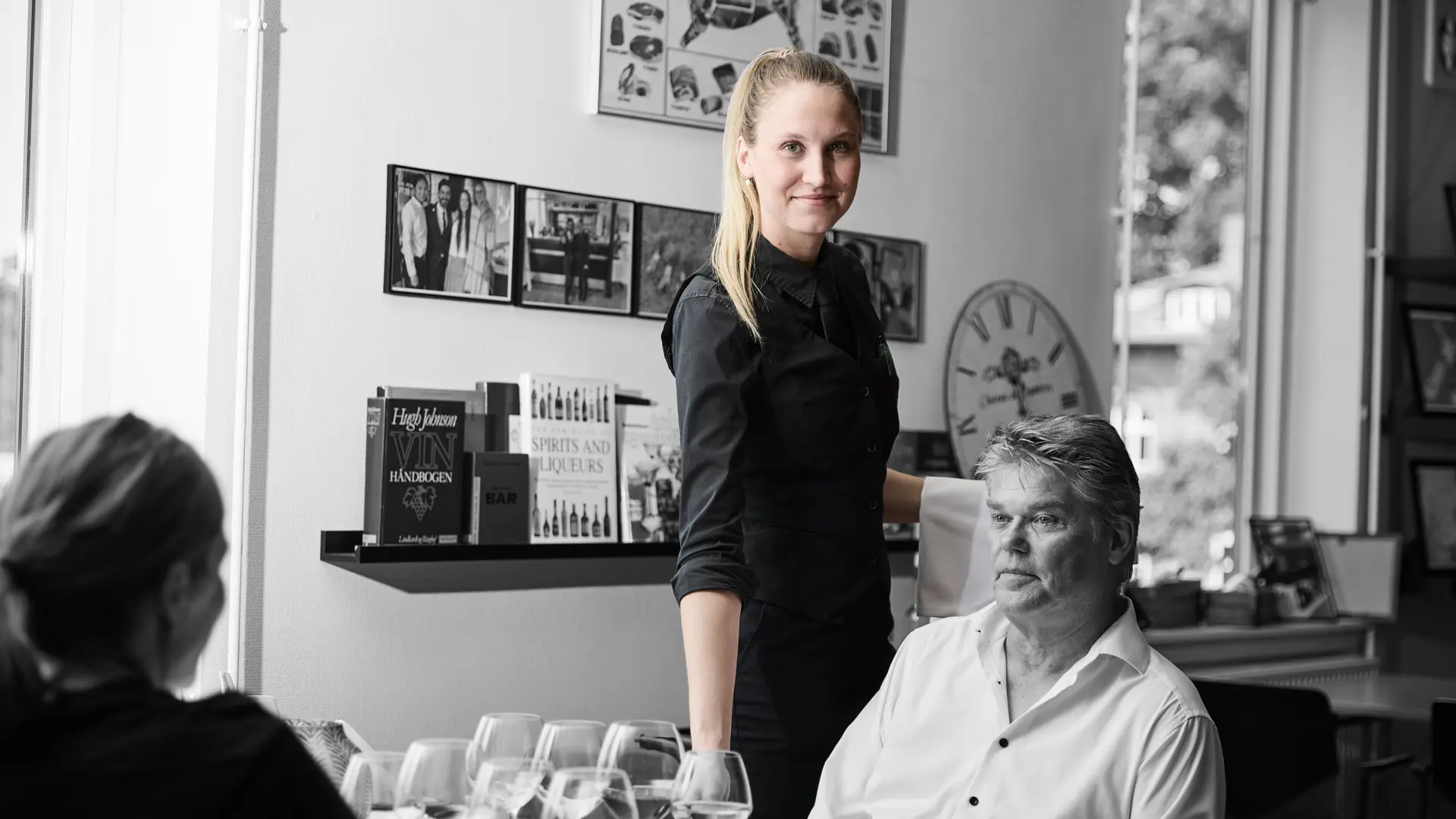 Tjener serverer for et selskab på en restaurant