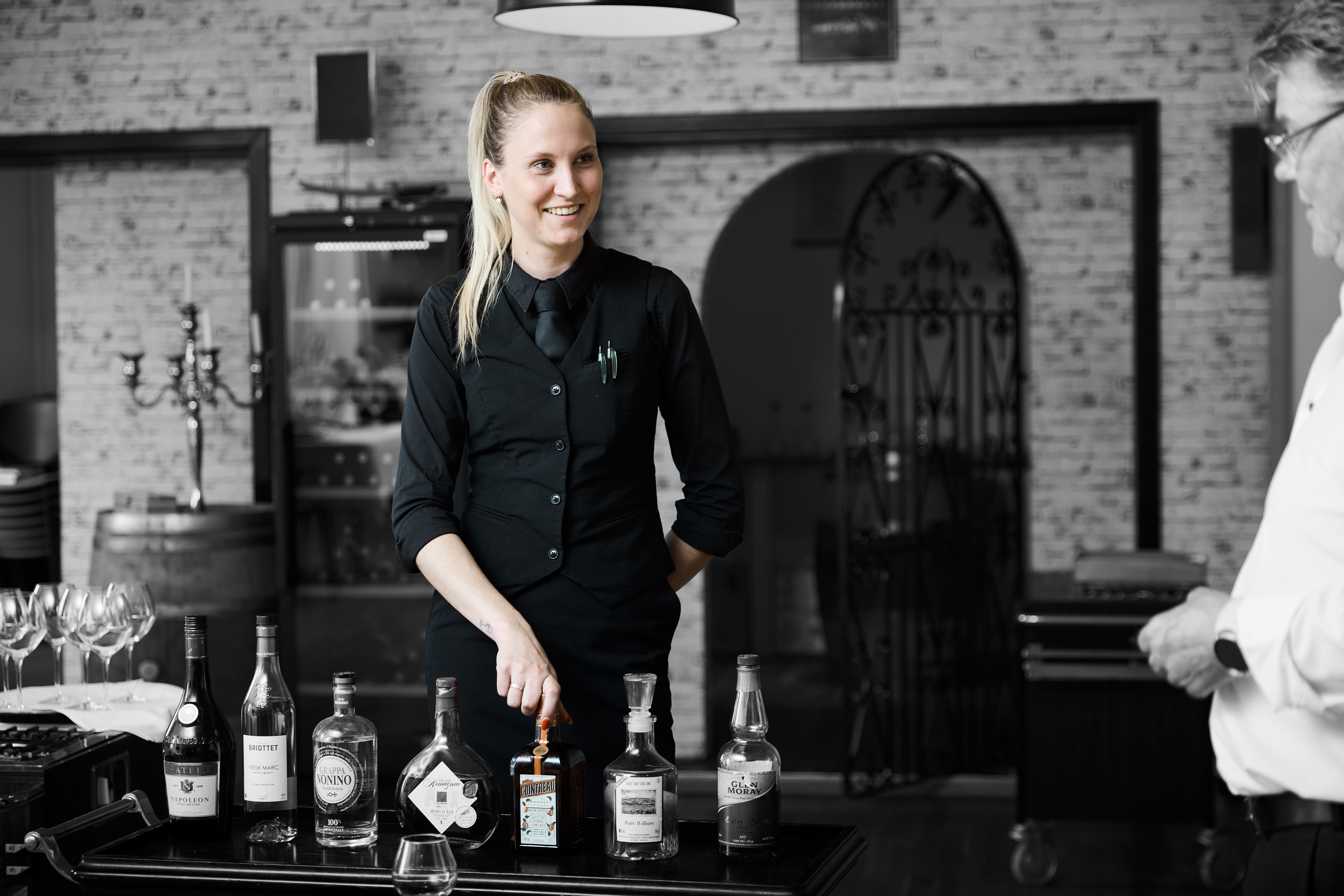 Tjener står ved en spiritusvogn