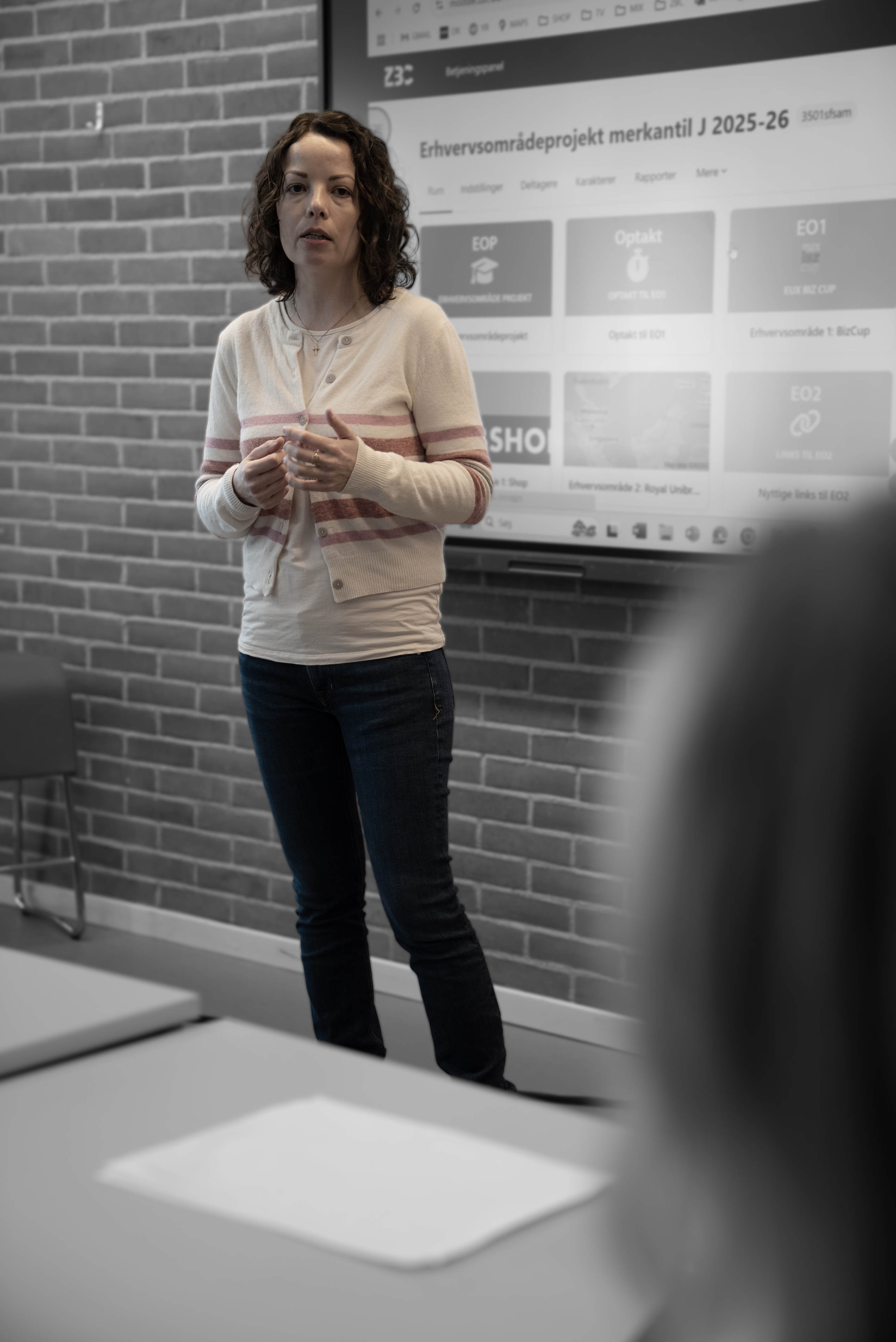 Underviser på handel står foran tavle og underviser elever