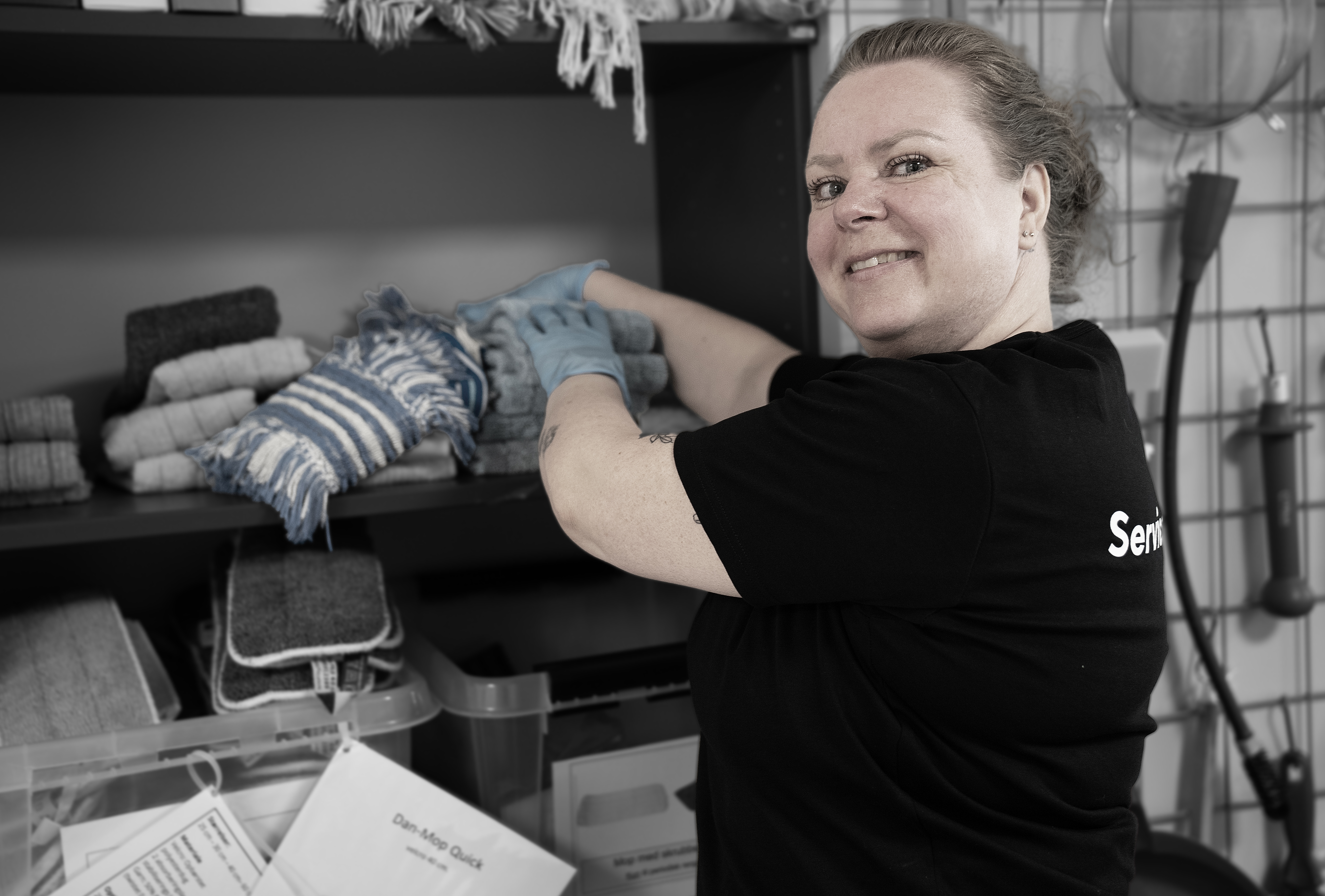 Elev på uddannelsen til serviceassistent med rengøringsartikler