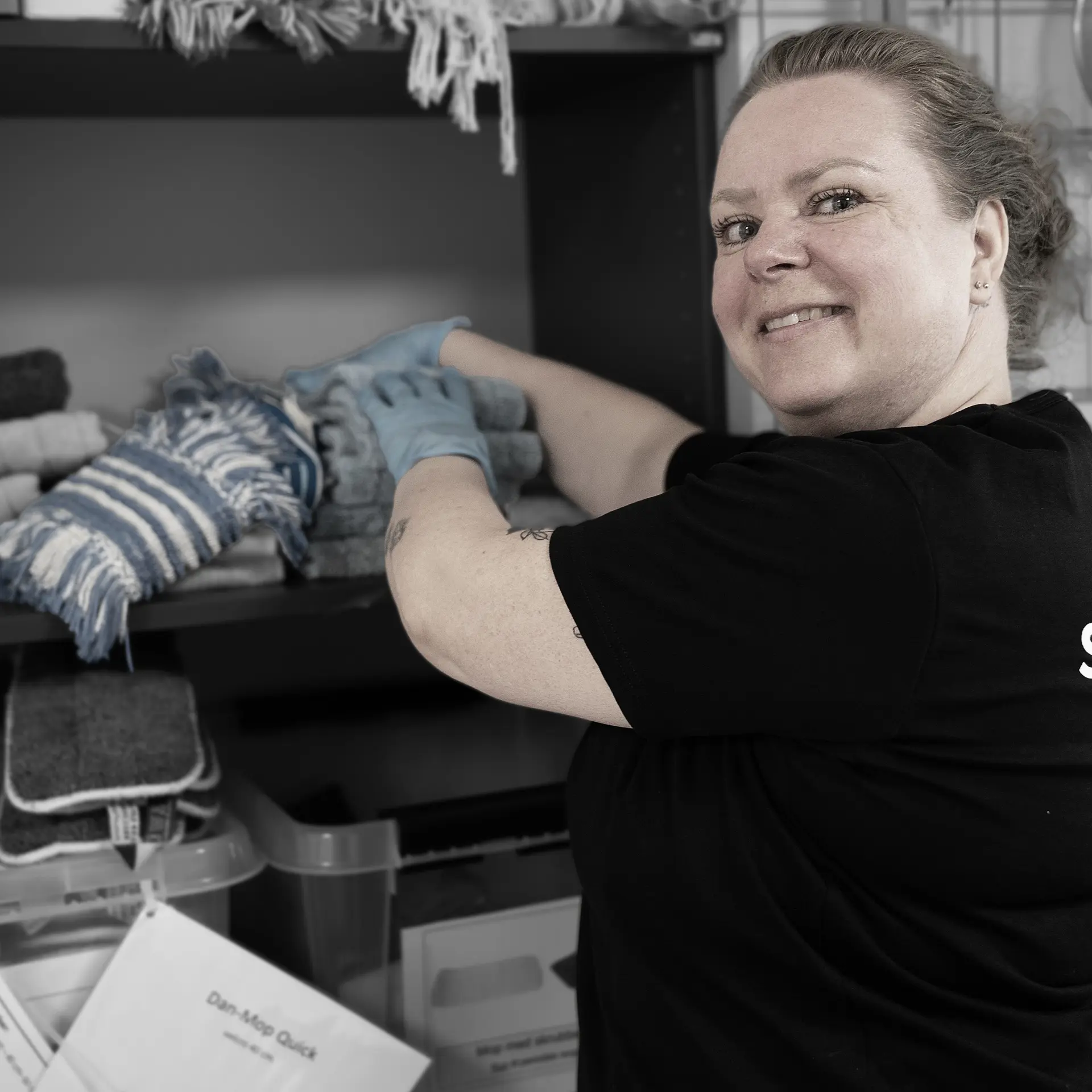 Elev på uddannelsen til serviceassistent med rengøringsartikler