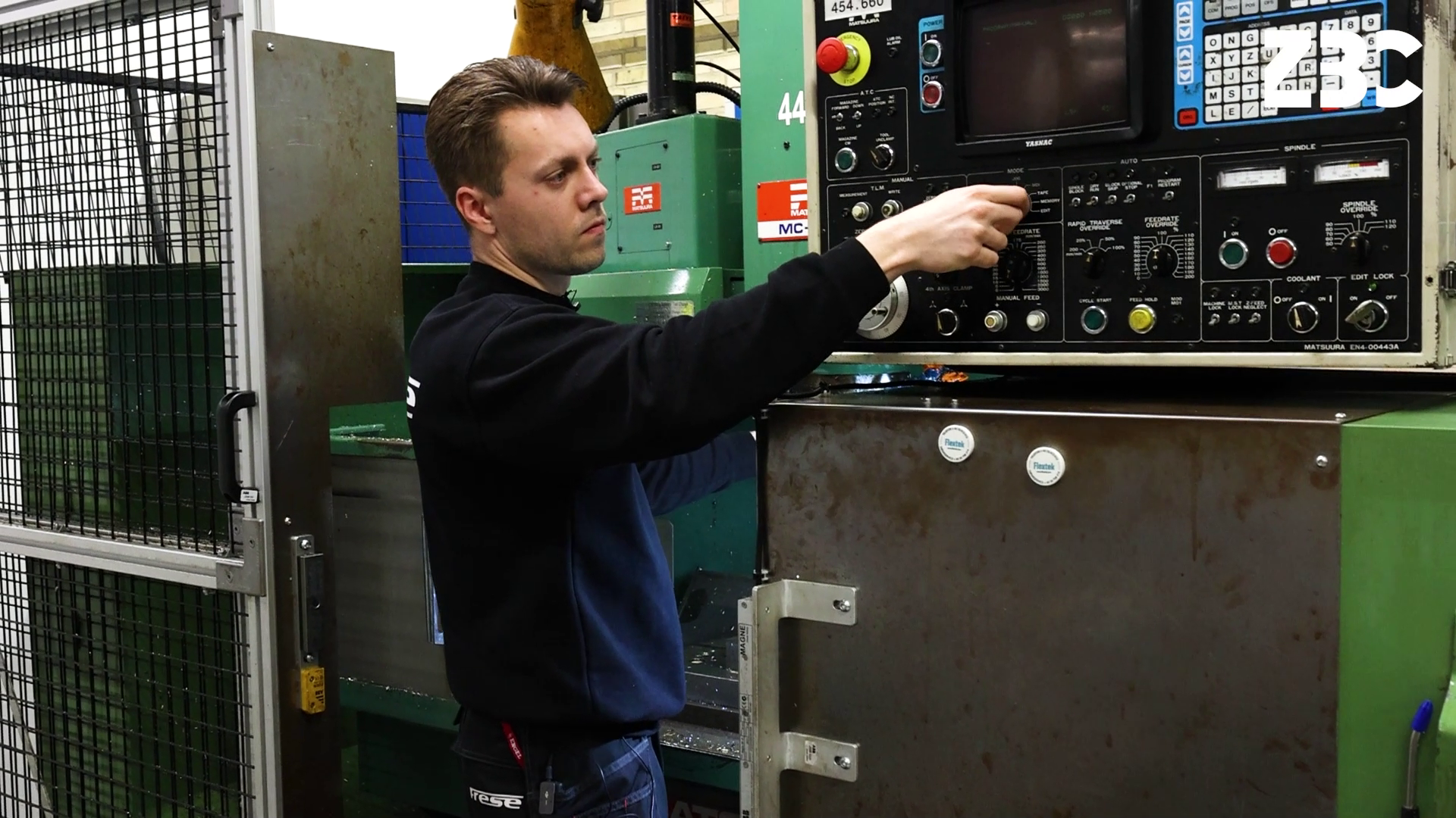 Industritekniker arbejder ved maskine på læreplads