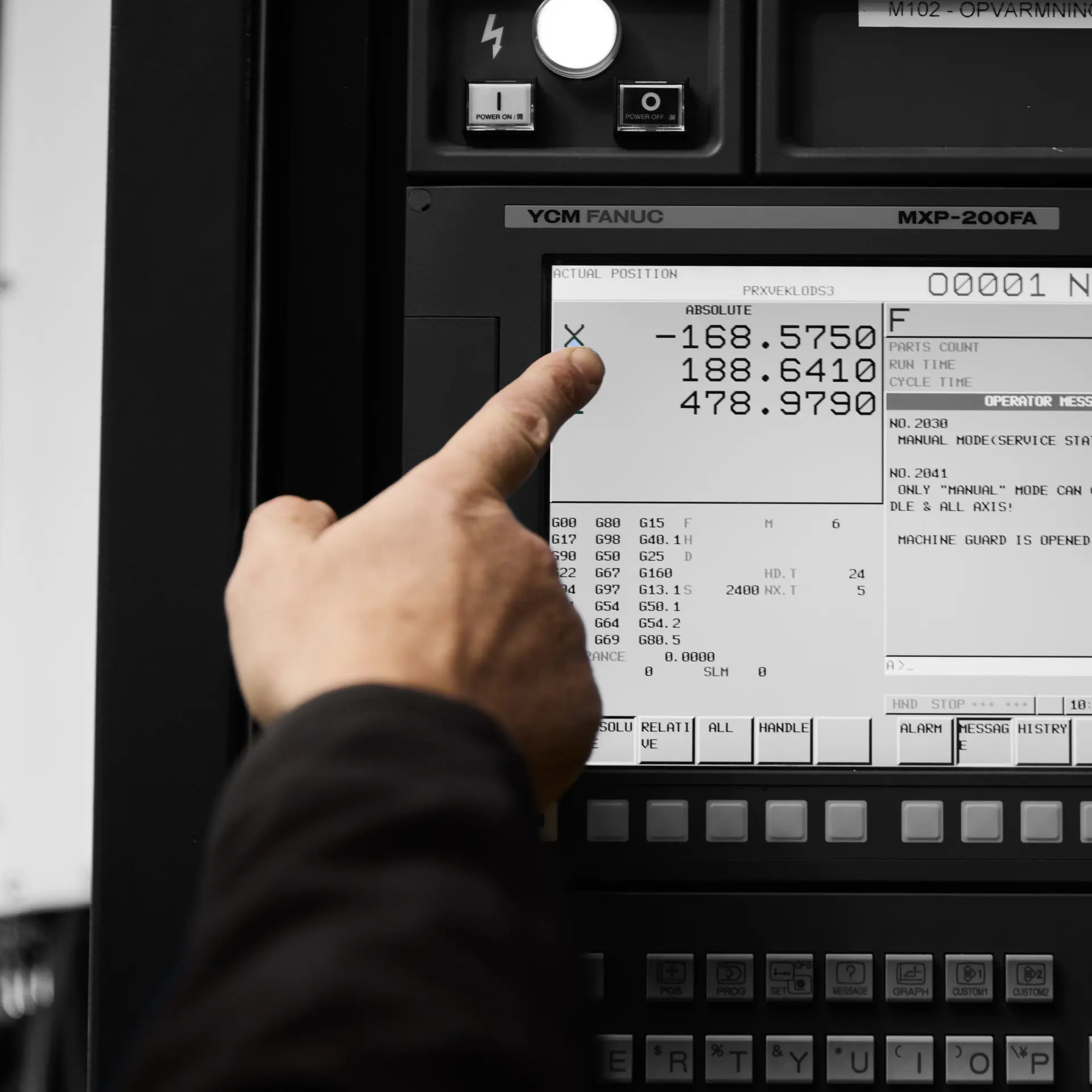 Industritekniker: Nærbillede af hånd ved skærm