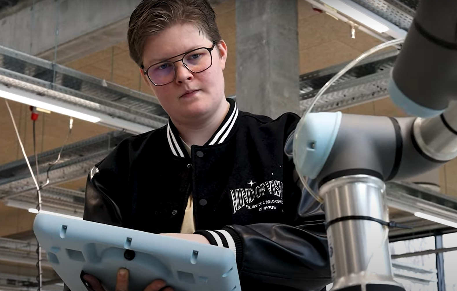 Automatiktekniker Mie arbejder med robotter, maskiner, programmering og fejlfinding, som er de ting, hun synes er spændende.