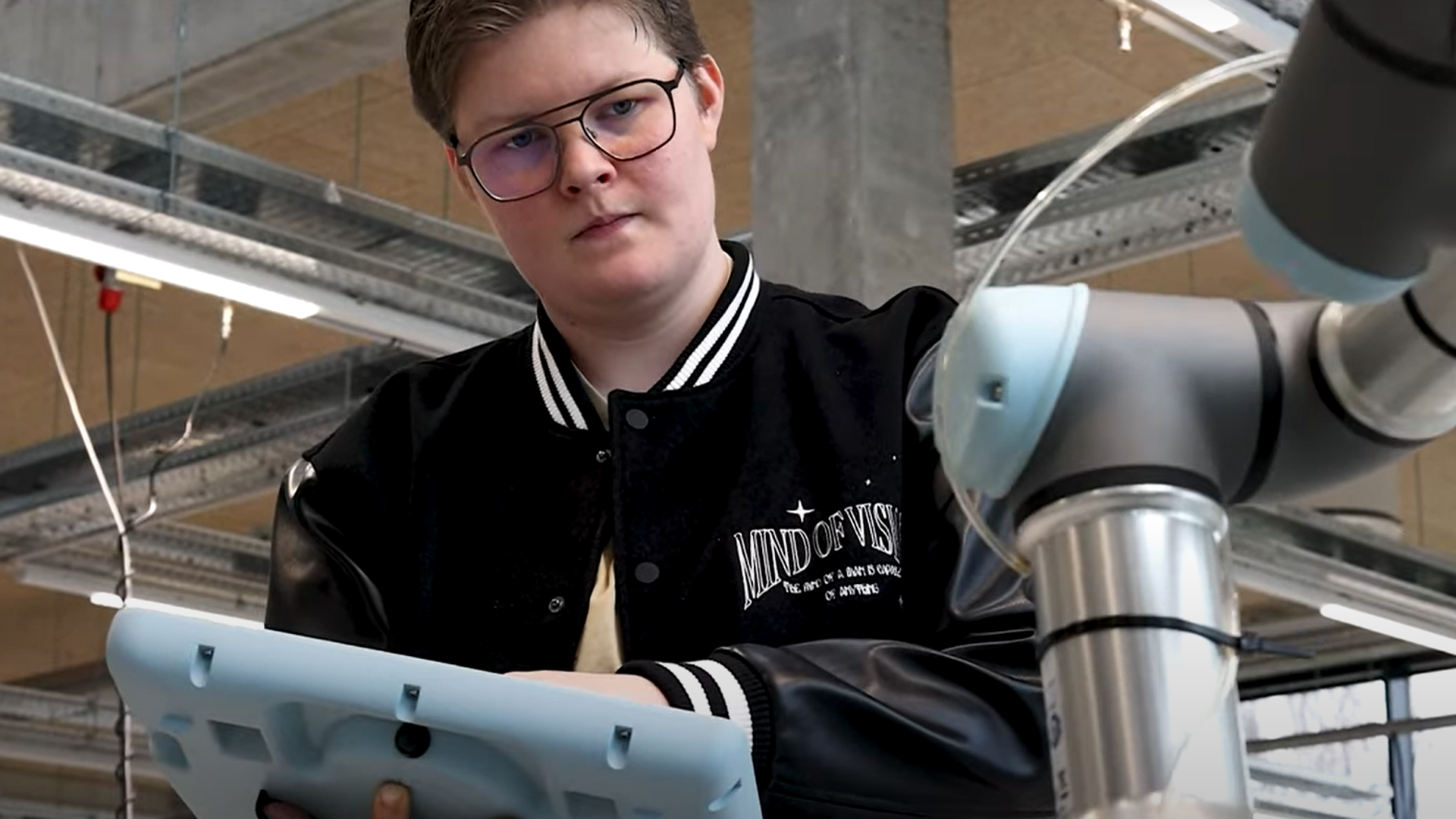 Automatiktekniker Mie arbejder med robotter, maskiner, programmering og fejlfinding, som er de ting, hun synes er spændende.