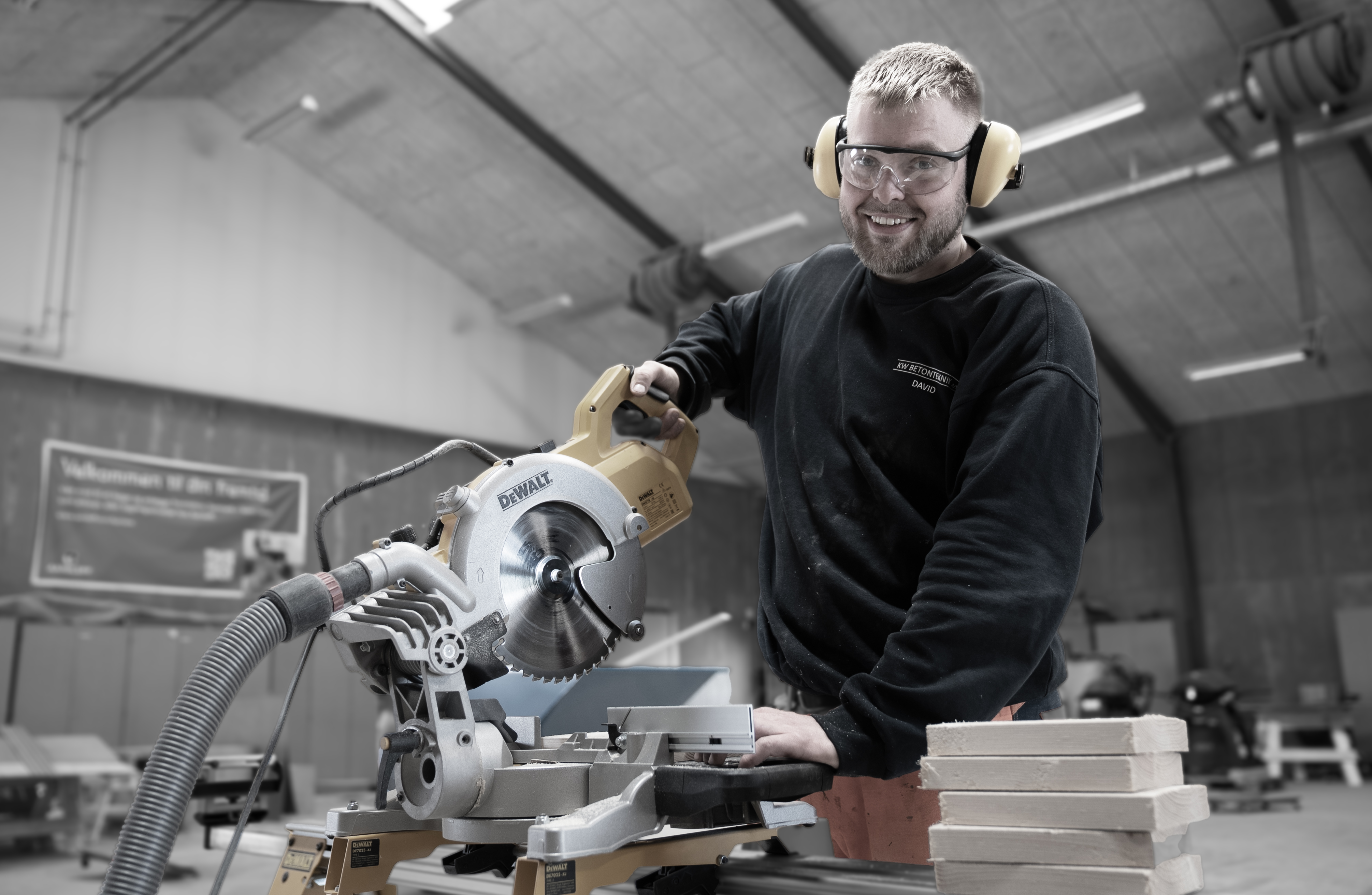 Elev på struktøruddannelsen arbejder med rundsav