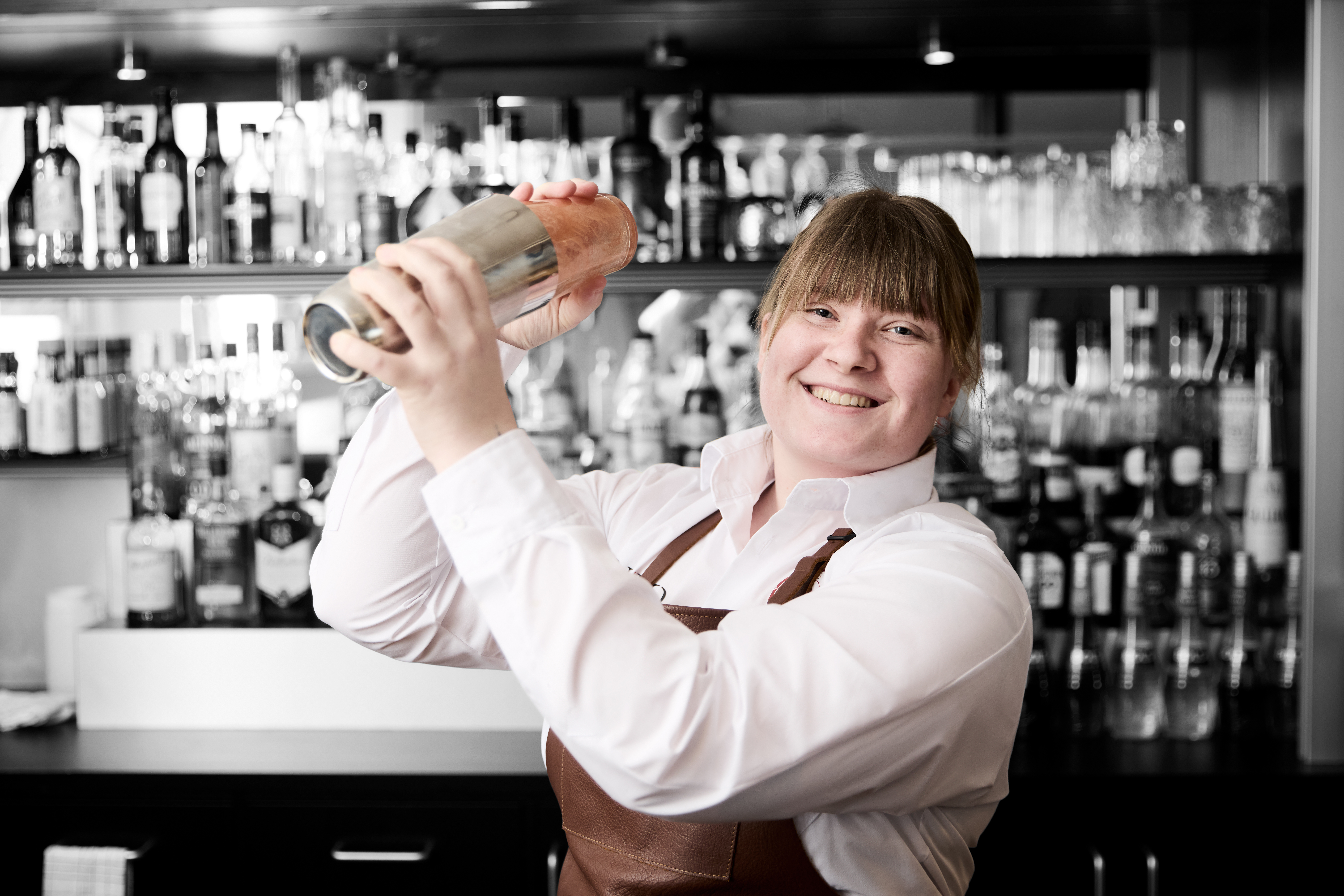 Tjener mixer en drink