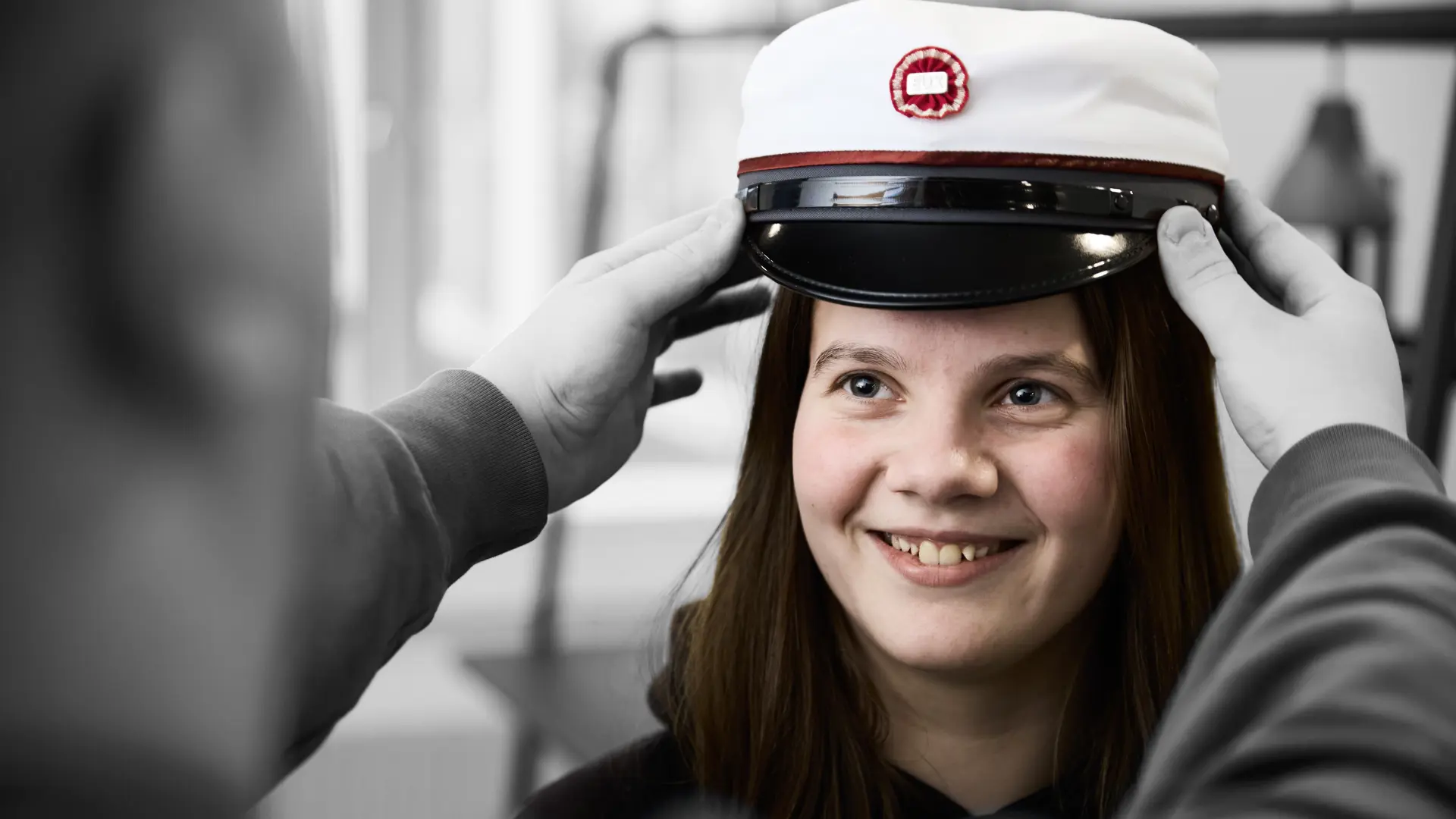 Business EUX-elev får sat studenterhue på hovedet