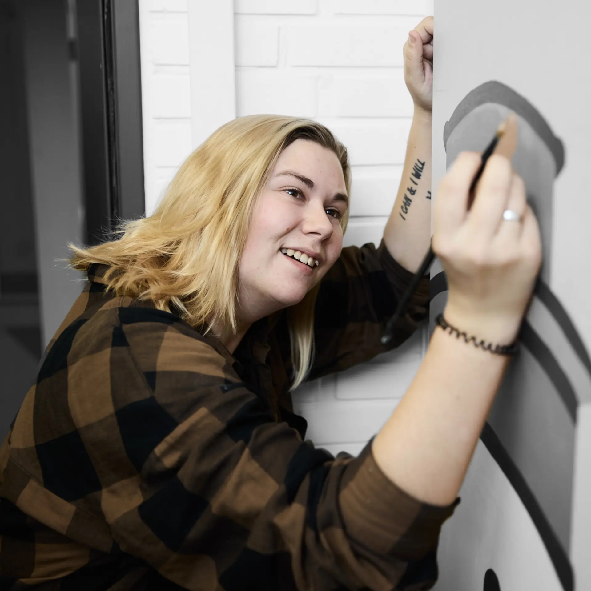 Maler maler motiv på væg