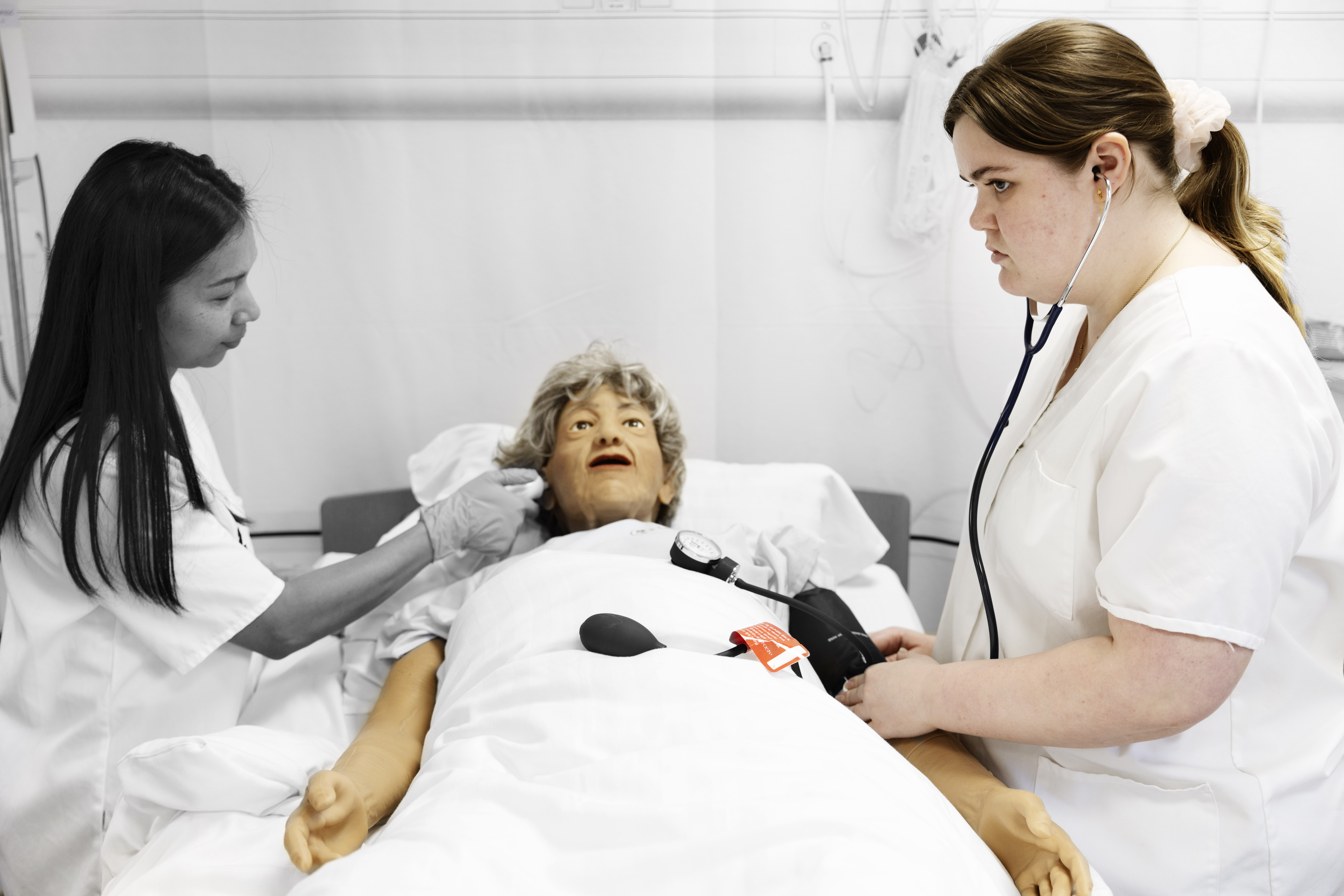 Social- og sundhedsassistenter øver sig på dukke i hospitalsseng