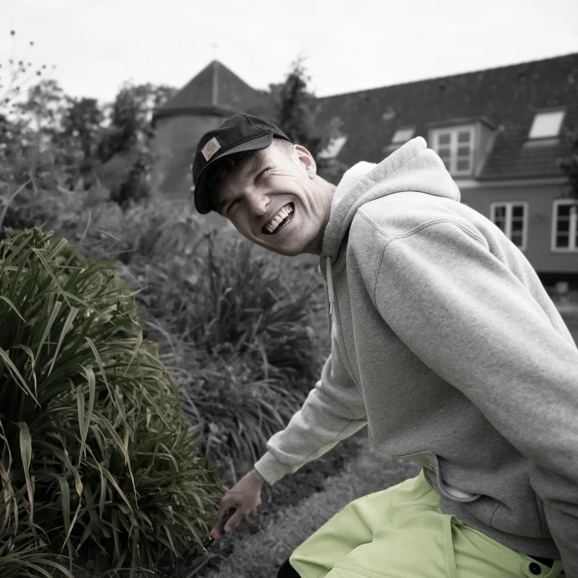 Elev på anlægsgartneruddannelsen arbejder med planter