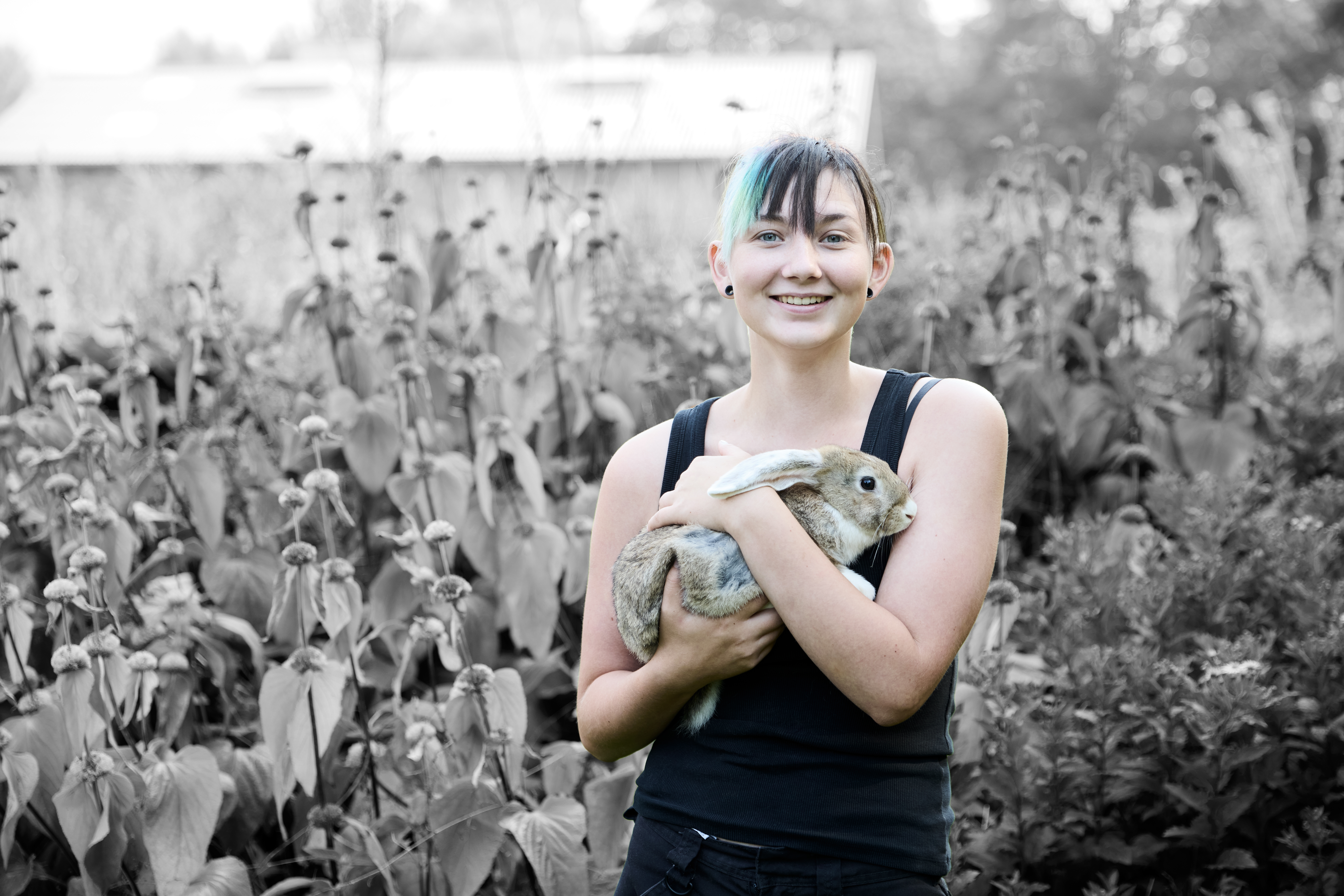 Landmand med kanin i hænderne 