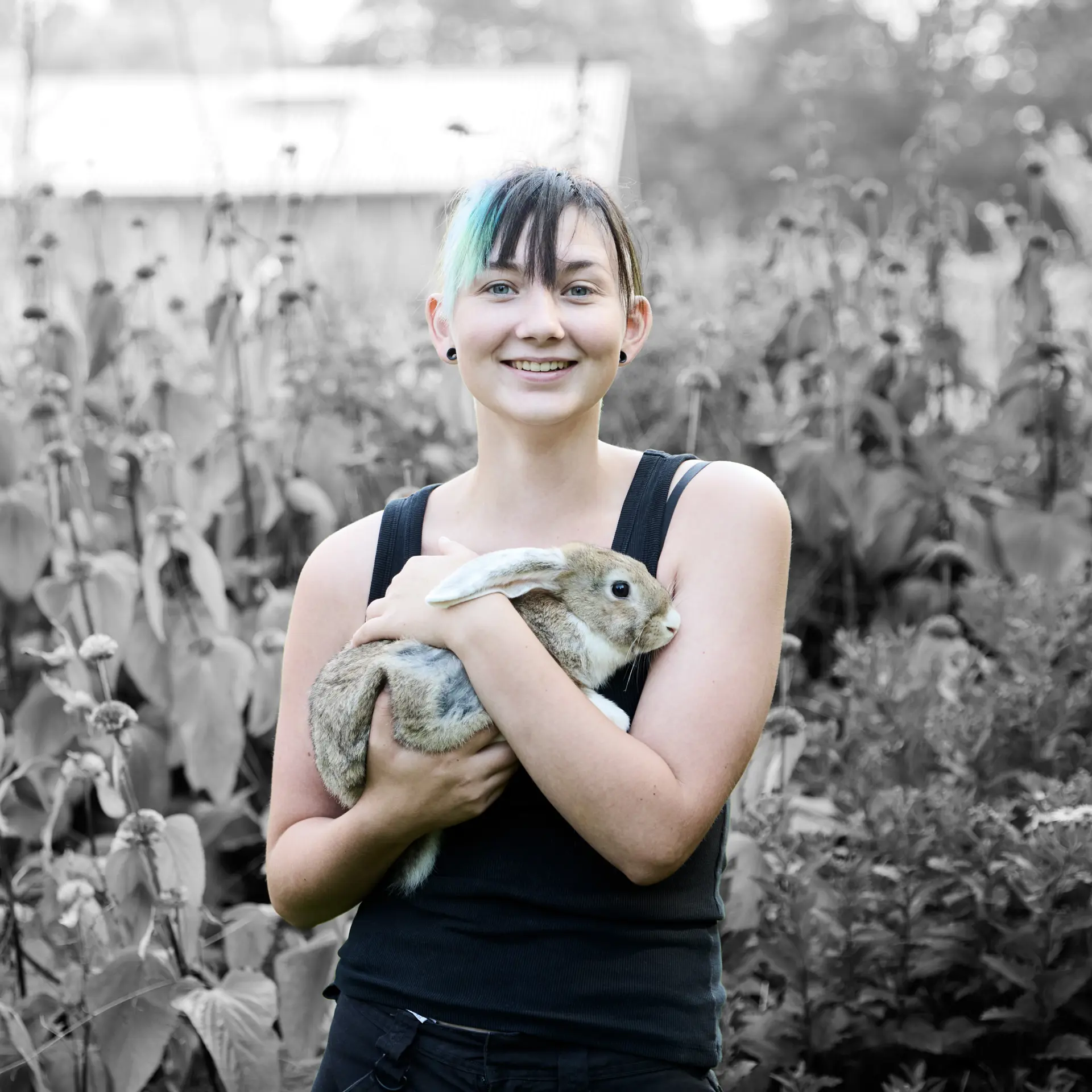 Landmand med kanin i hænderne