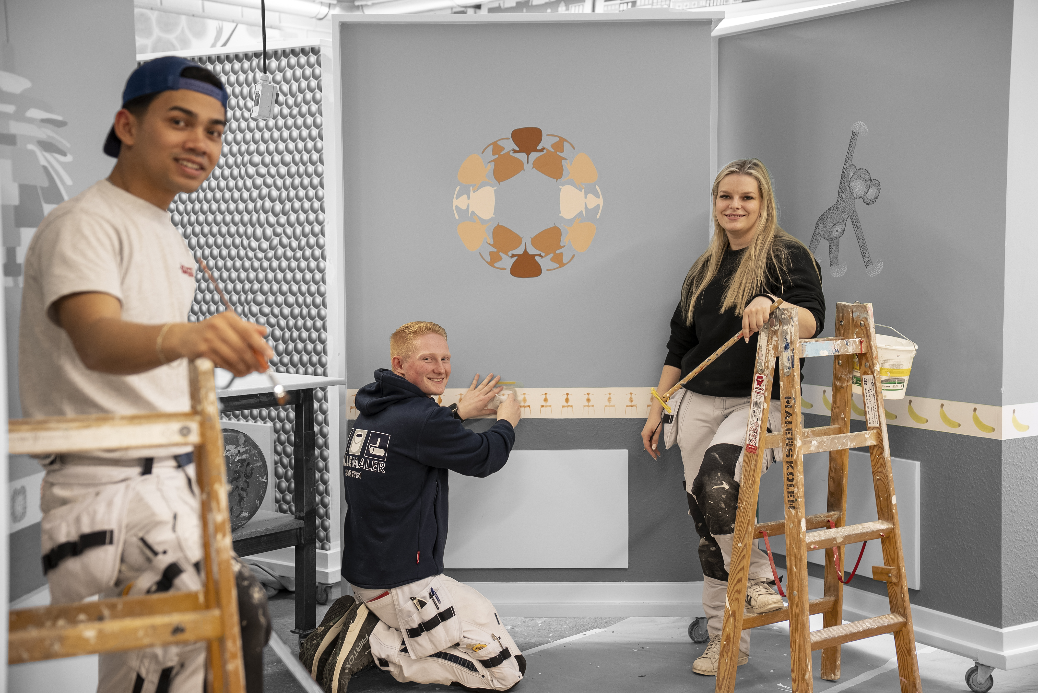 Elever på uddannelsen til bygningsmaler maler vægdekorationer