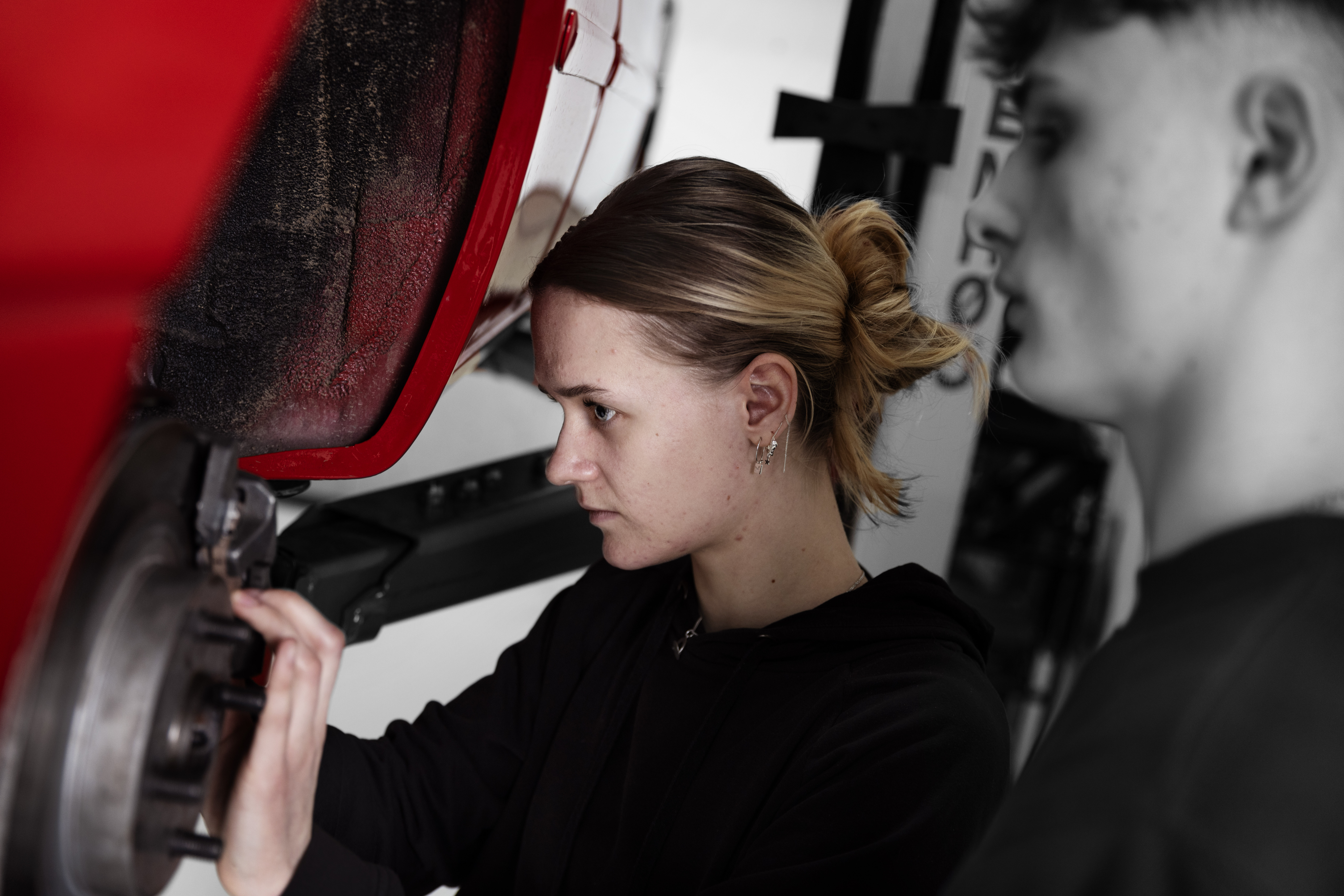 Personvognsmekaniker arbejder på en bil