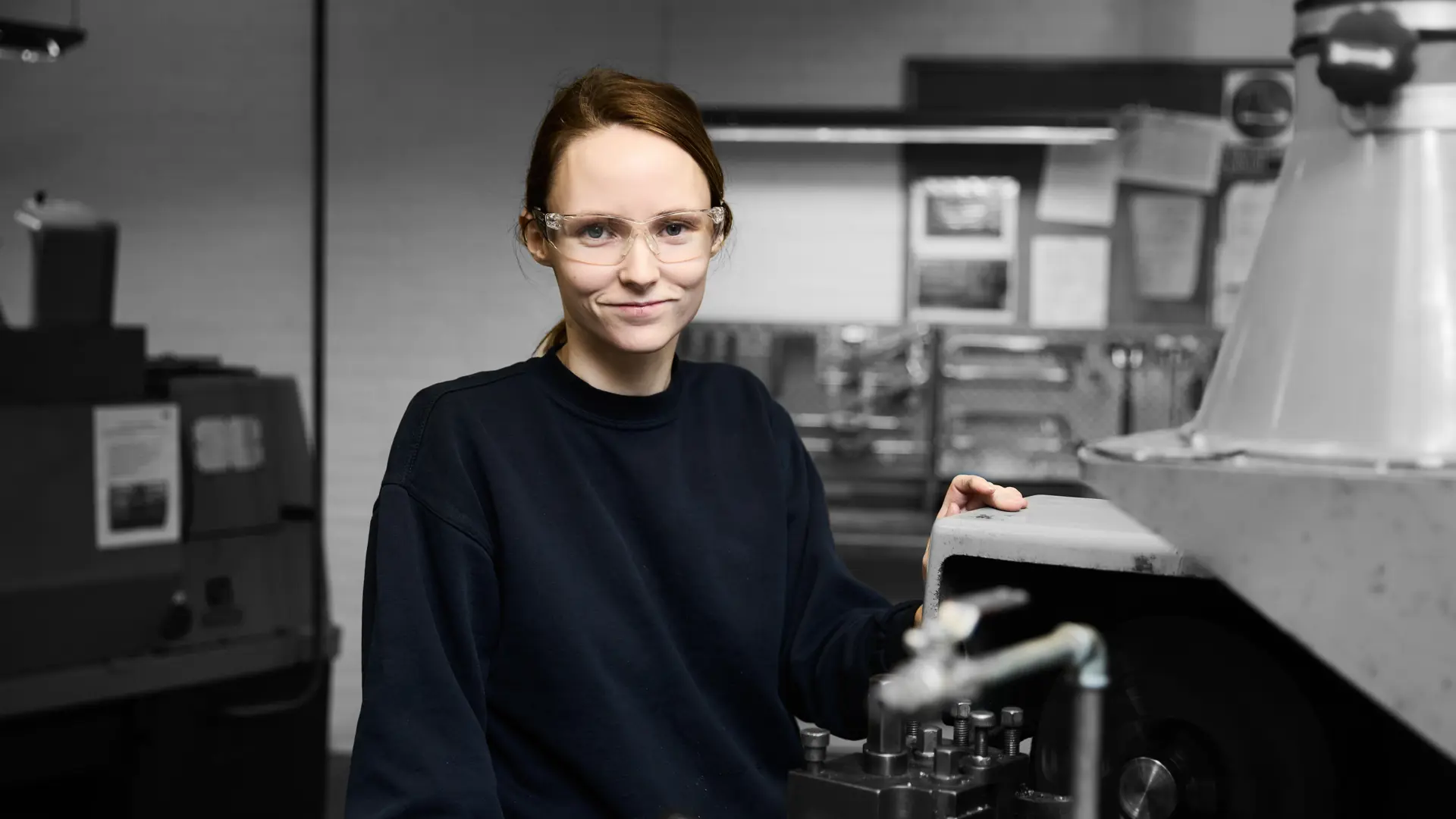 Industritekniker ved maskine