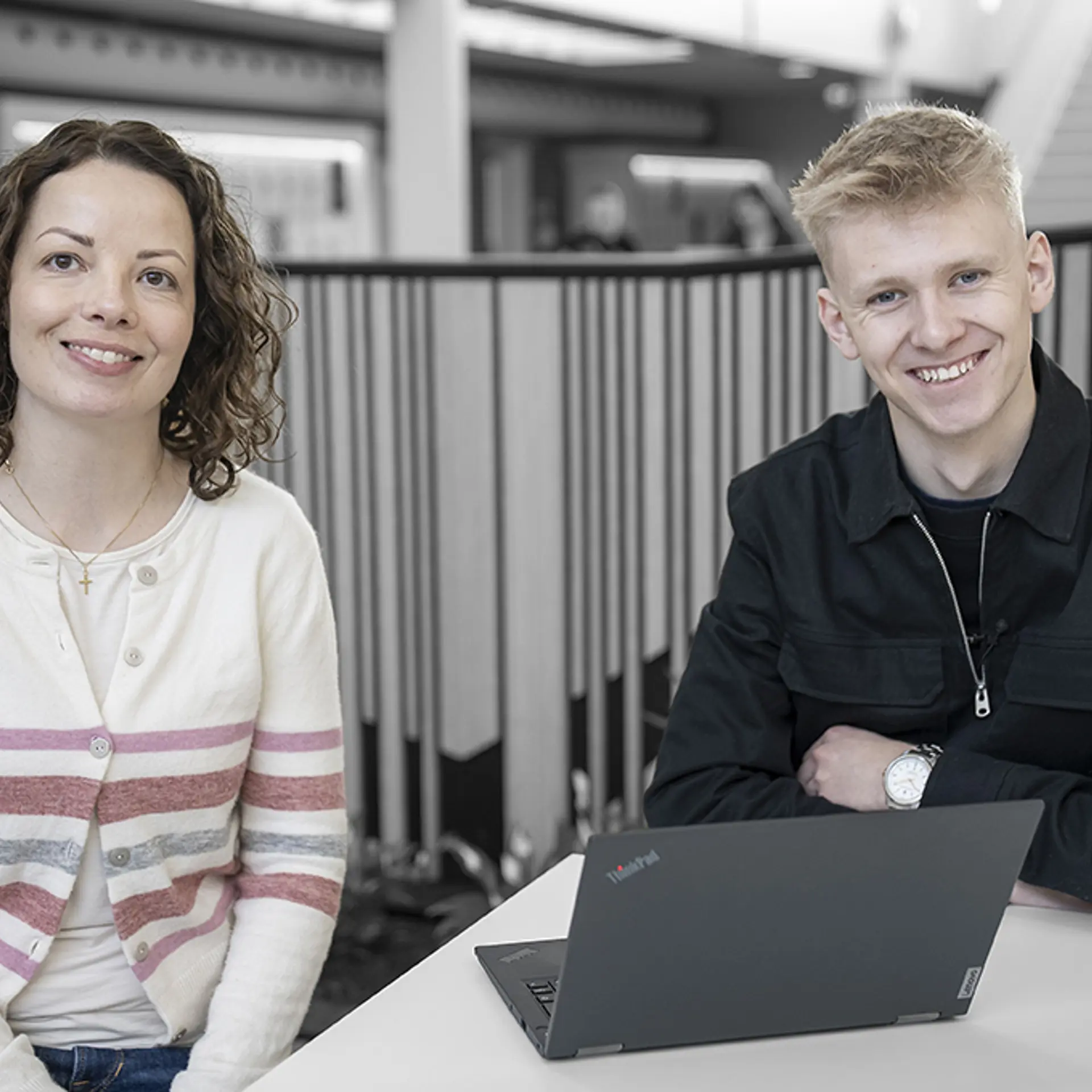 Underviser og Elev på Handelsuddannelsen arbejder ved computer