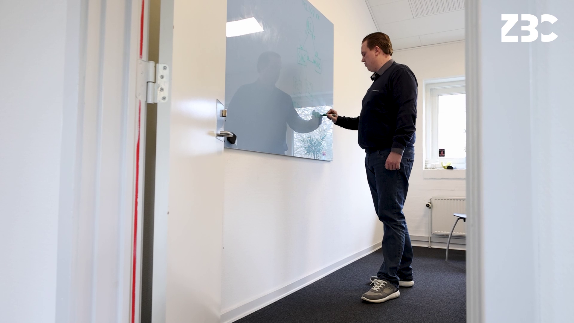 Datatekniker skriver på whiteboard