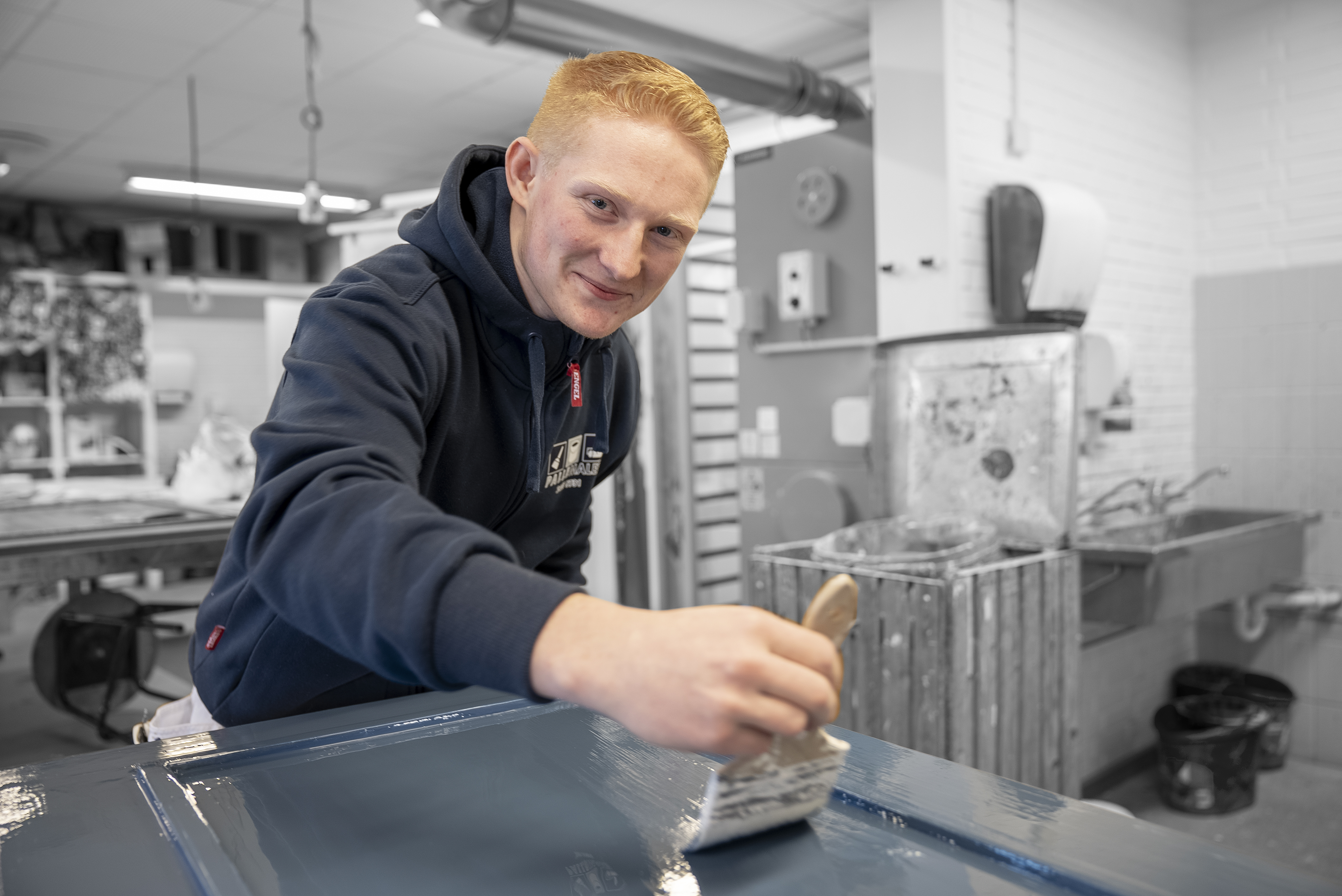 Elev på bygningsmaleruddannelsen maler dør