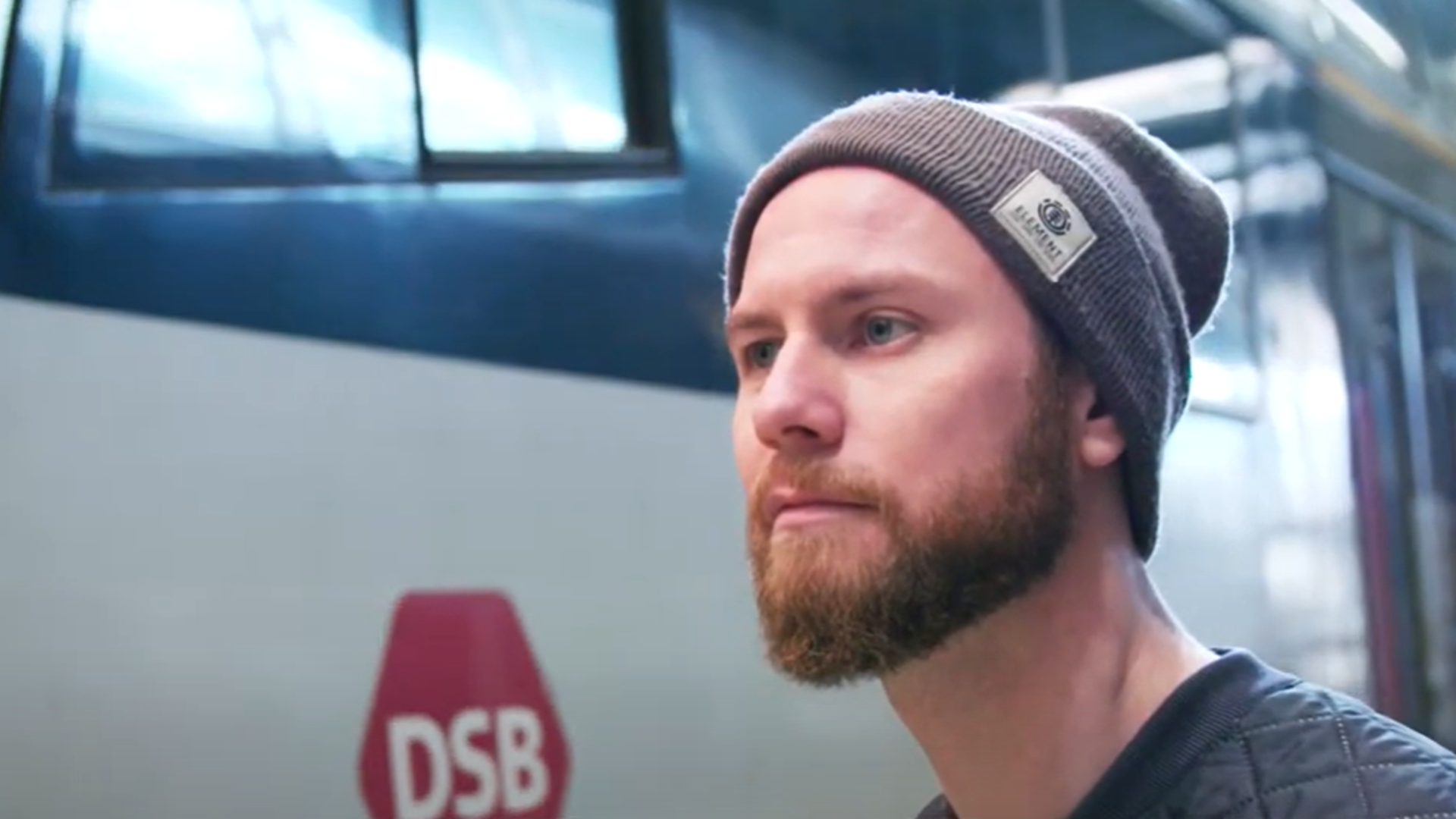 Elektronikfagtekniker foran tog