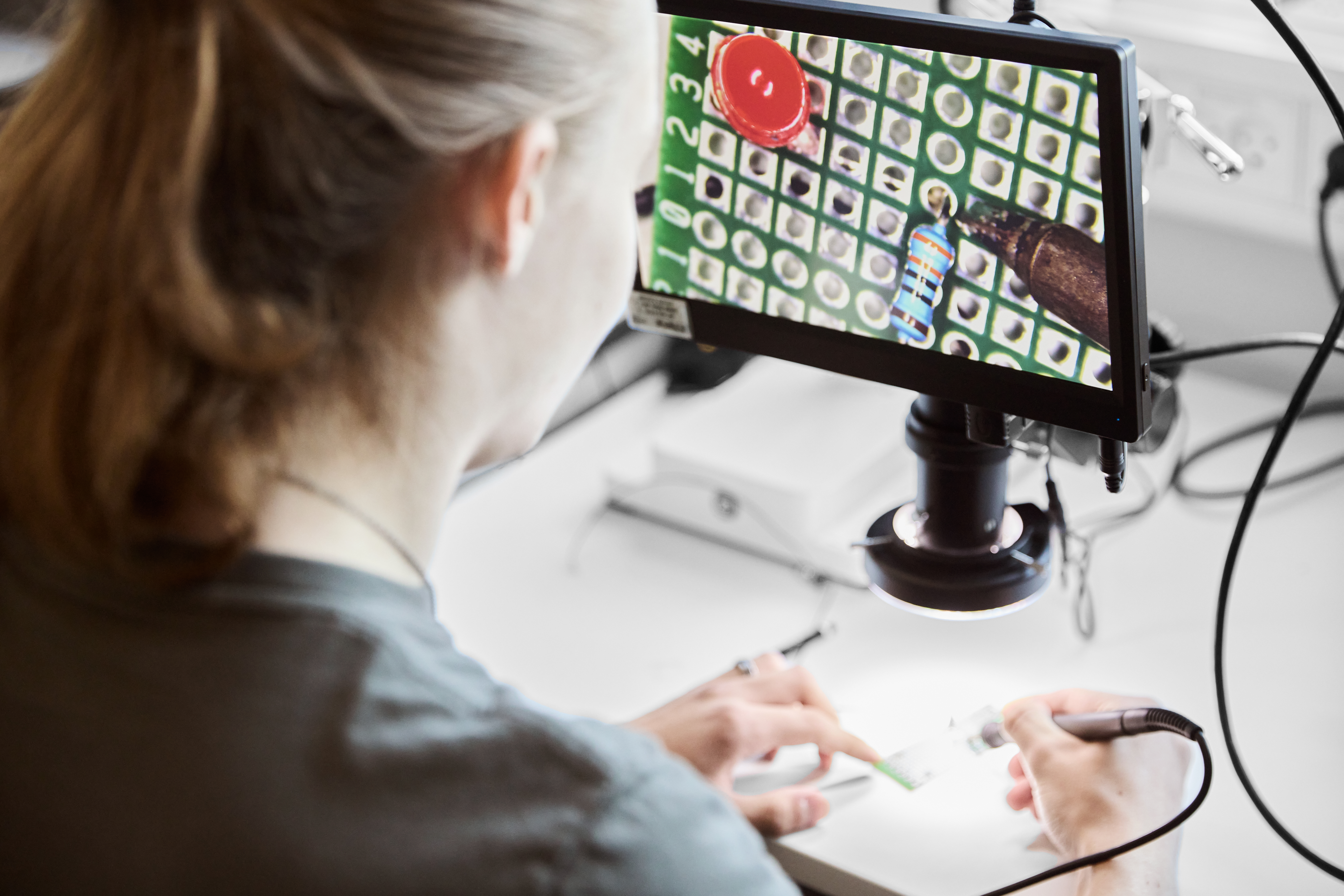 Elektronikfagtekniker arbejder ved computeren