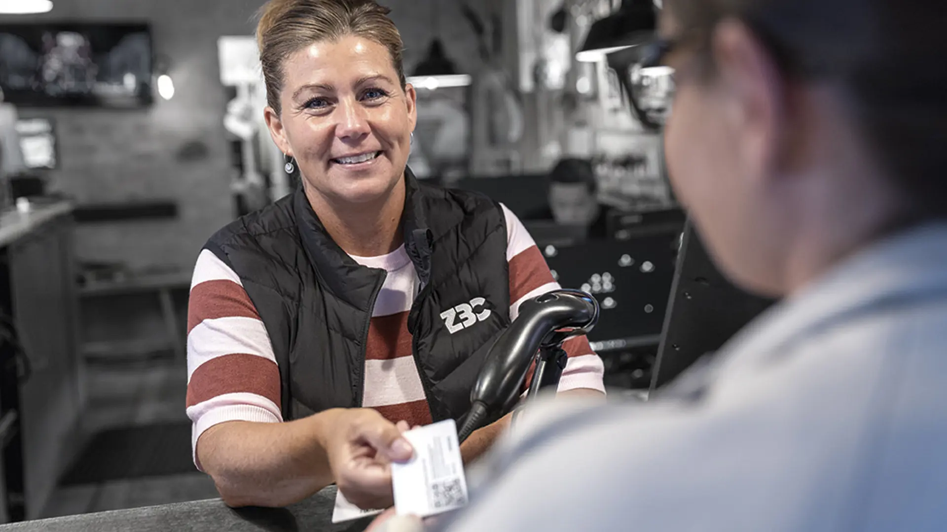 Turismeassistent hjælper en kunde med god service
