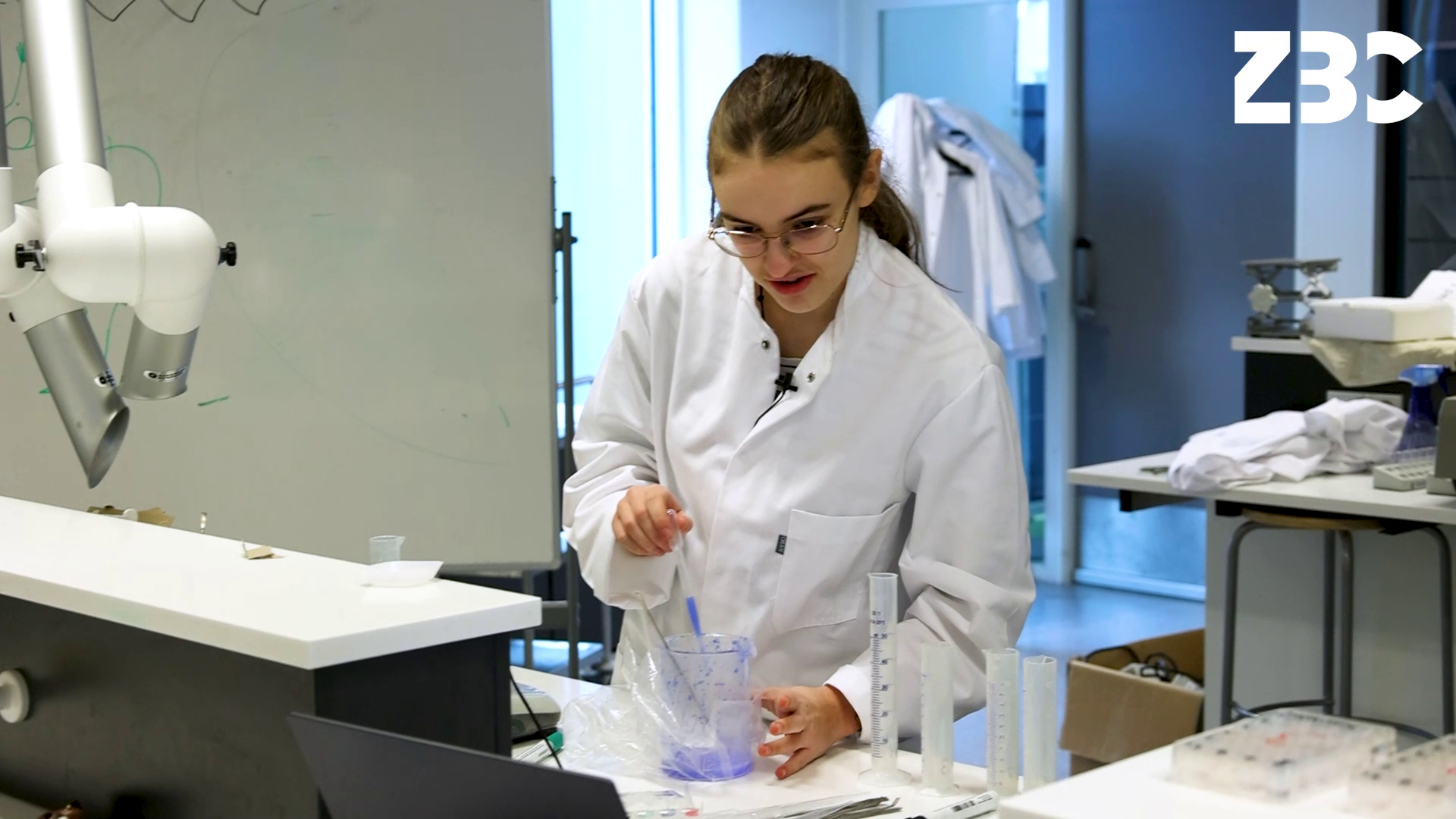 HTX-elev i laboratorium