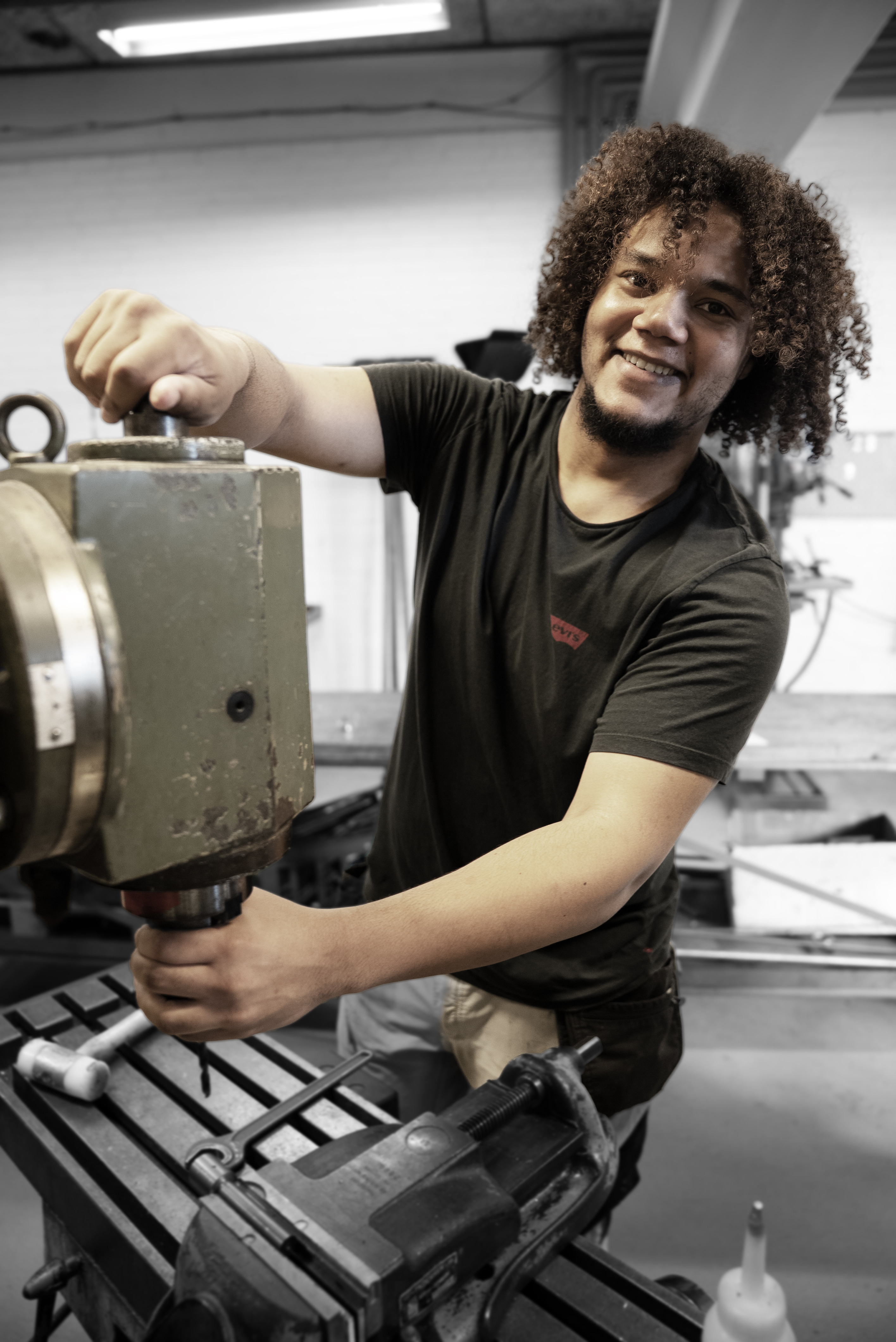 Elev på uddannelsen til industritekniker arbejder med maskine