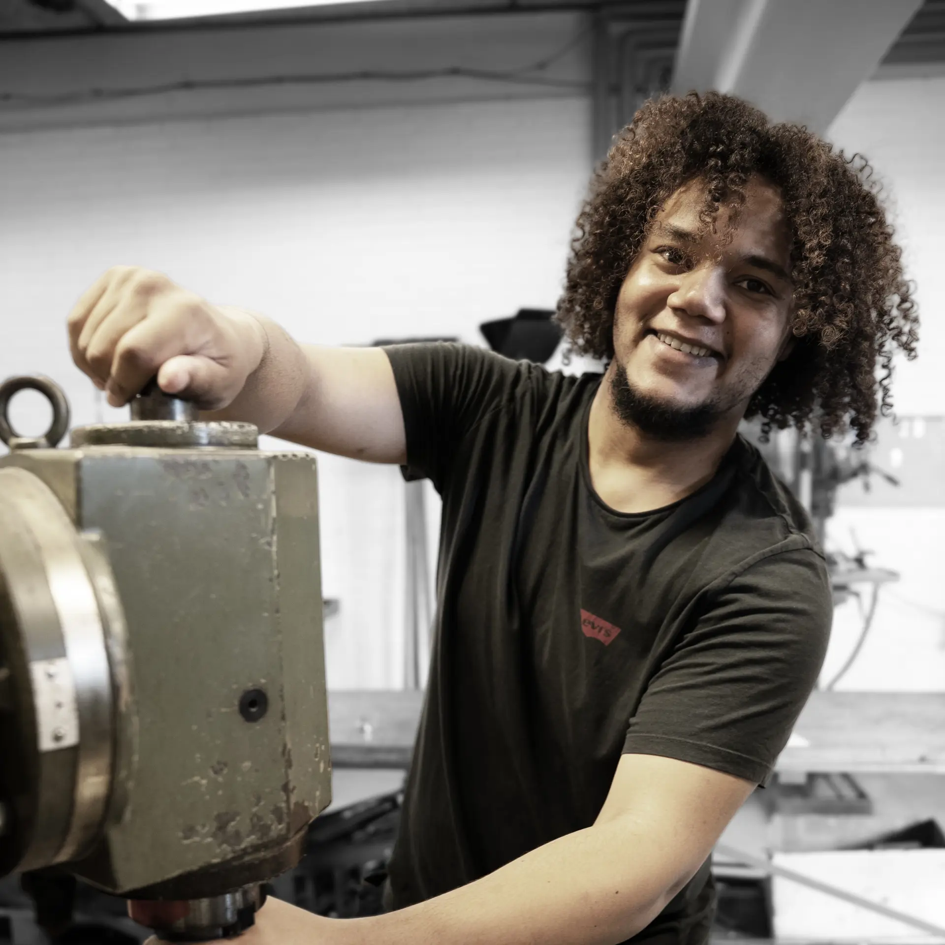 Elev på uddannelsen til industritekniker arbejder med maskine